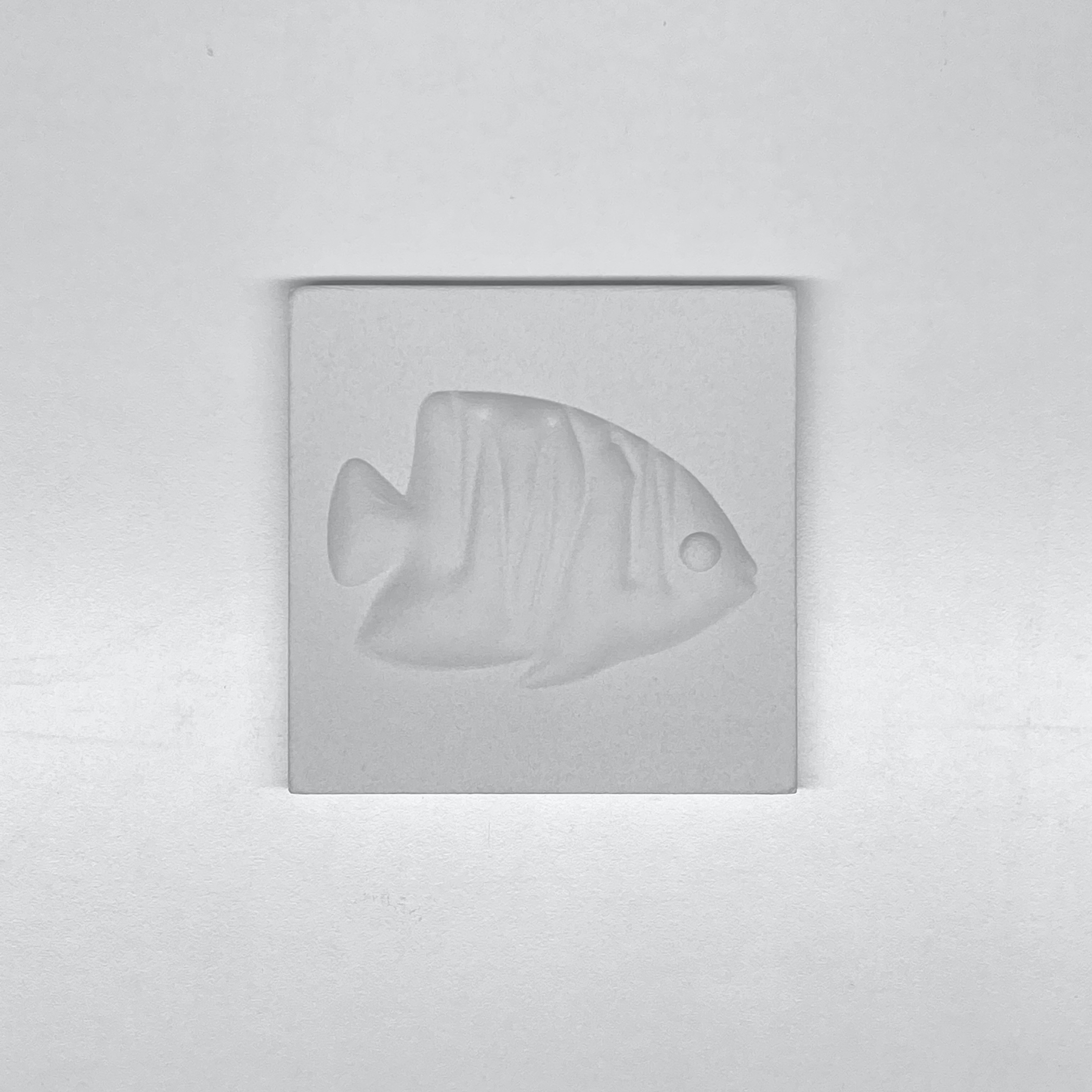 Sağa Bakan Büyük Balık Rölyefli Karo