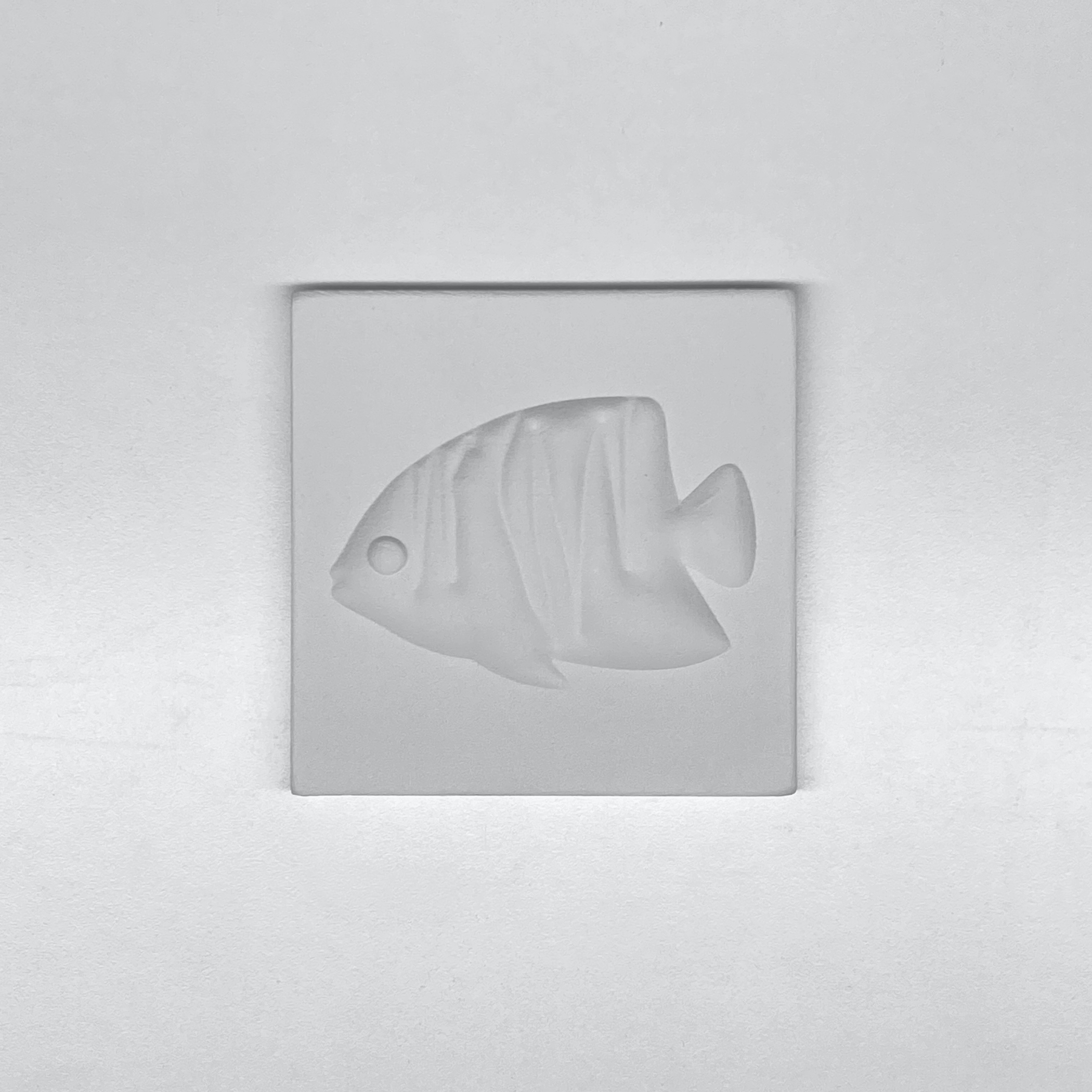 Sola Bakan Büyük Balık Rölyefli Karo