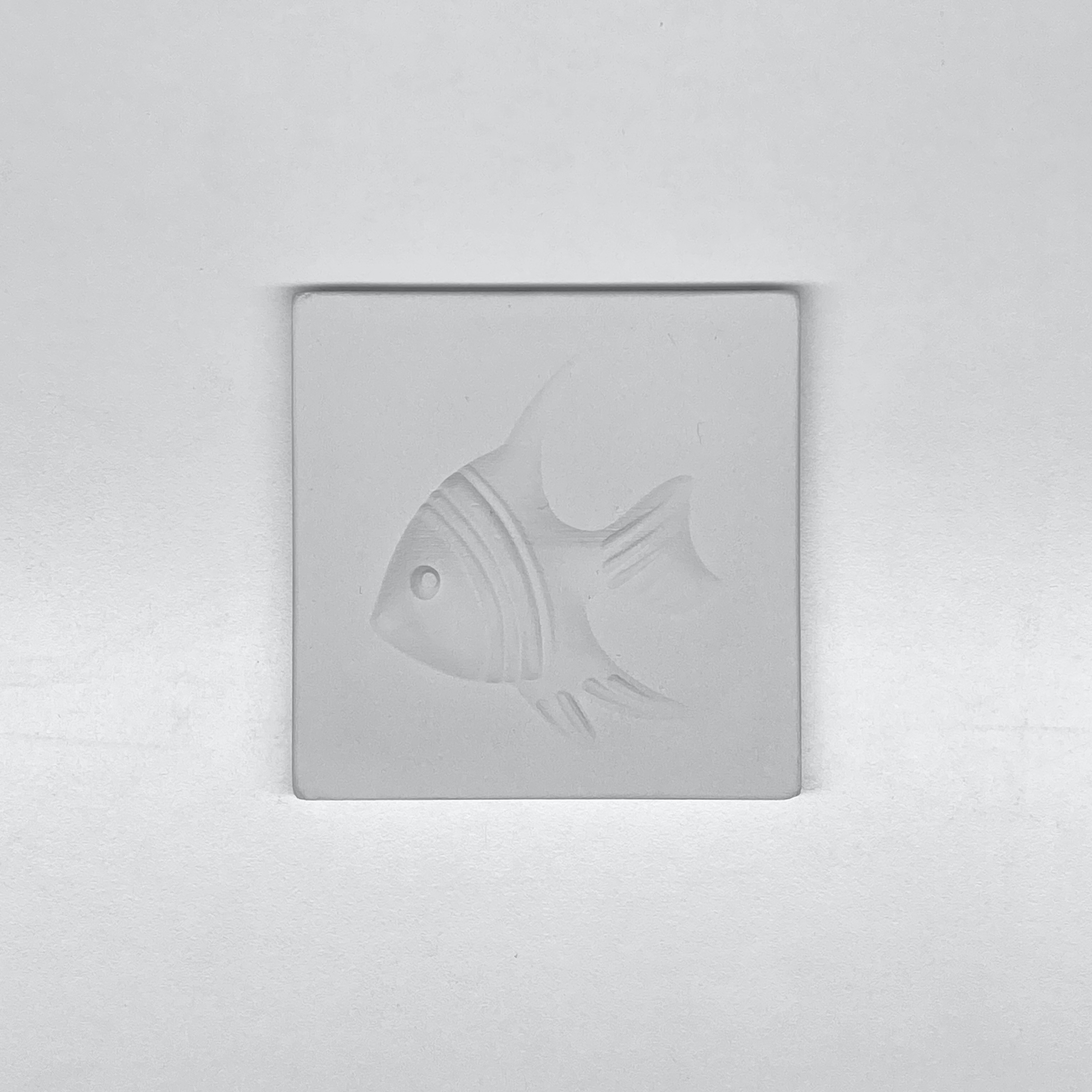 Sola Bakan Küçük Balık Rölyefli Karo