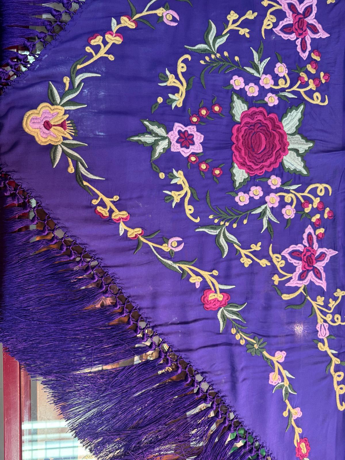 Mantón bordado MORADO