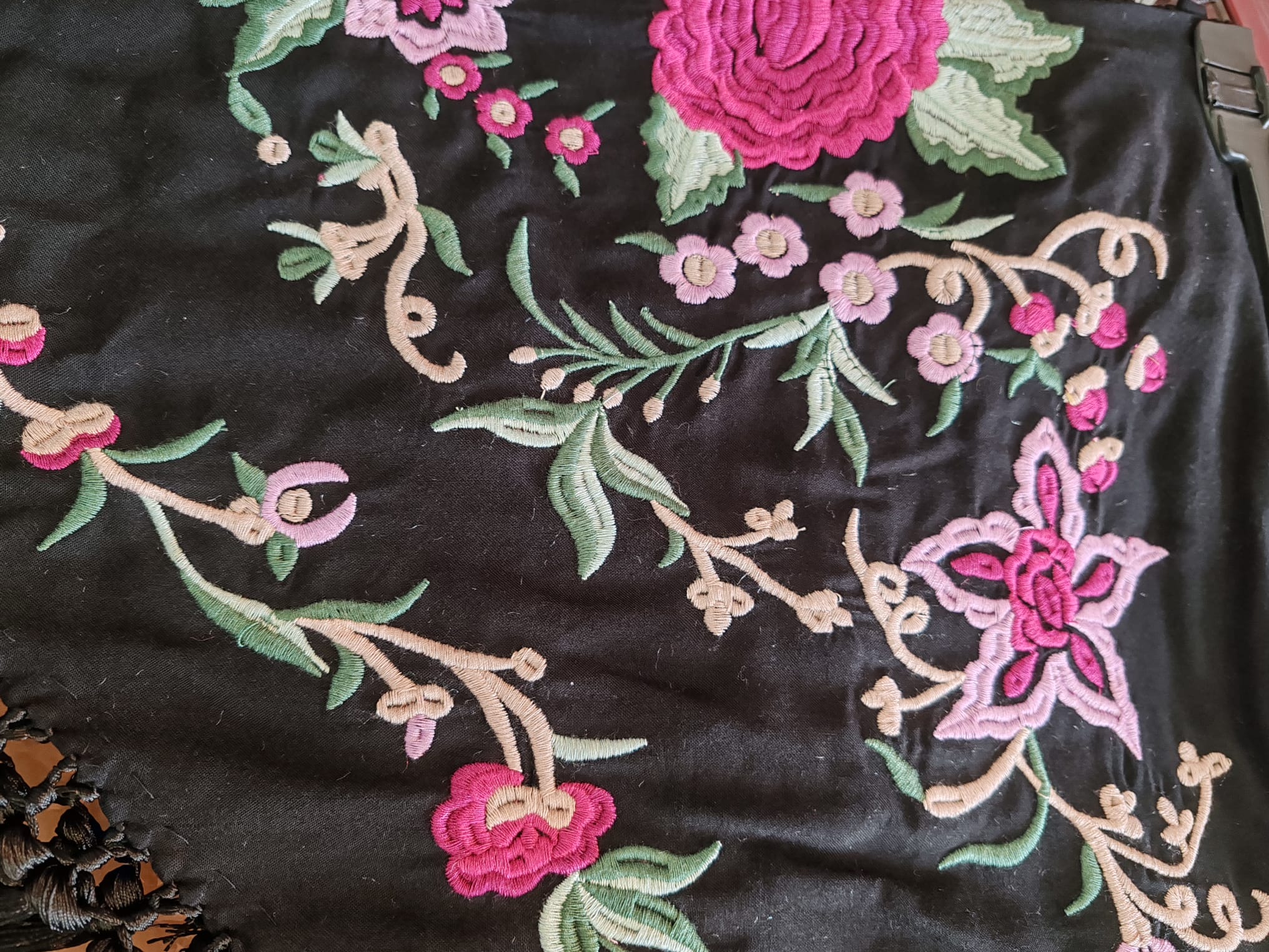 Mantón bordado NEGRO/rosa