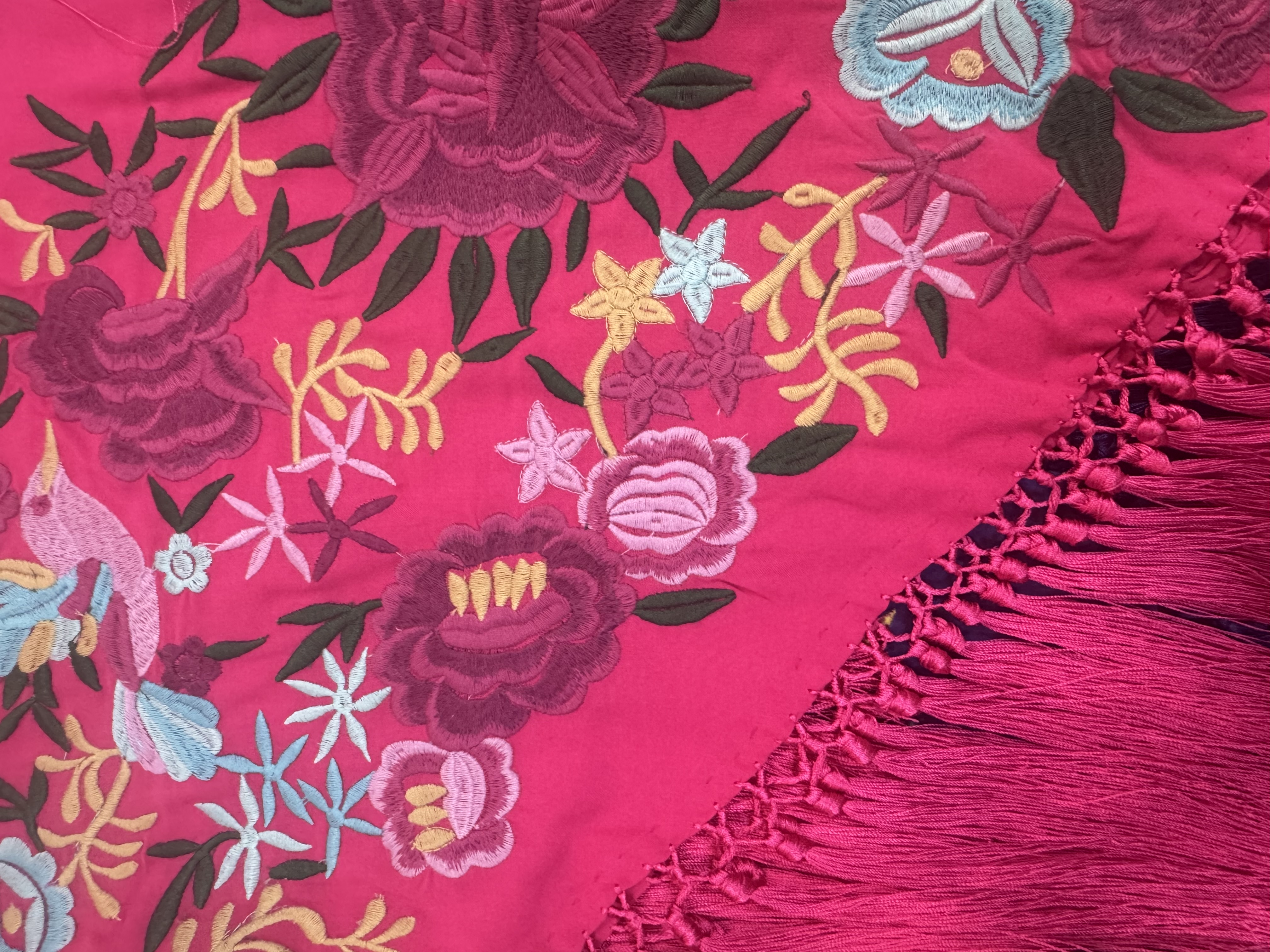 Mantón bordado FUCSIA