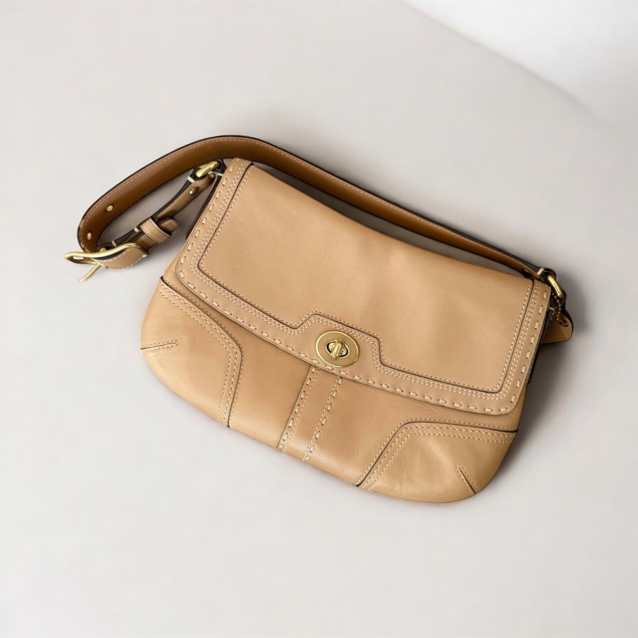 Honey beige vintage Coach mini shoulder bag