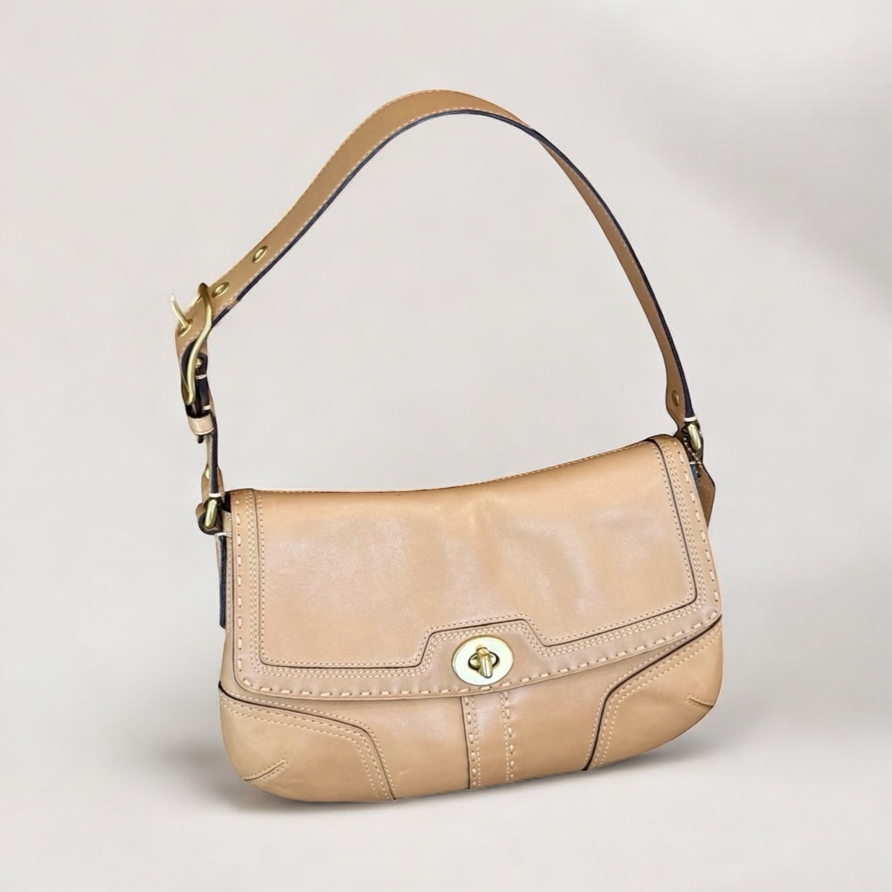 Honey beige vintage Coach mini shoulder bag