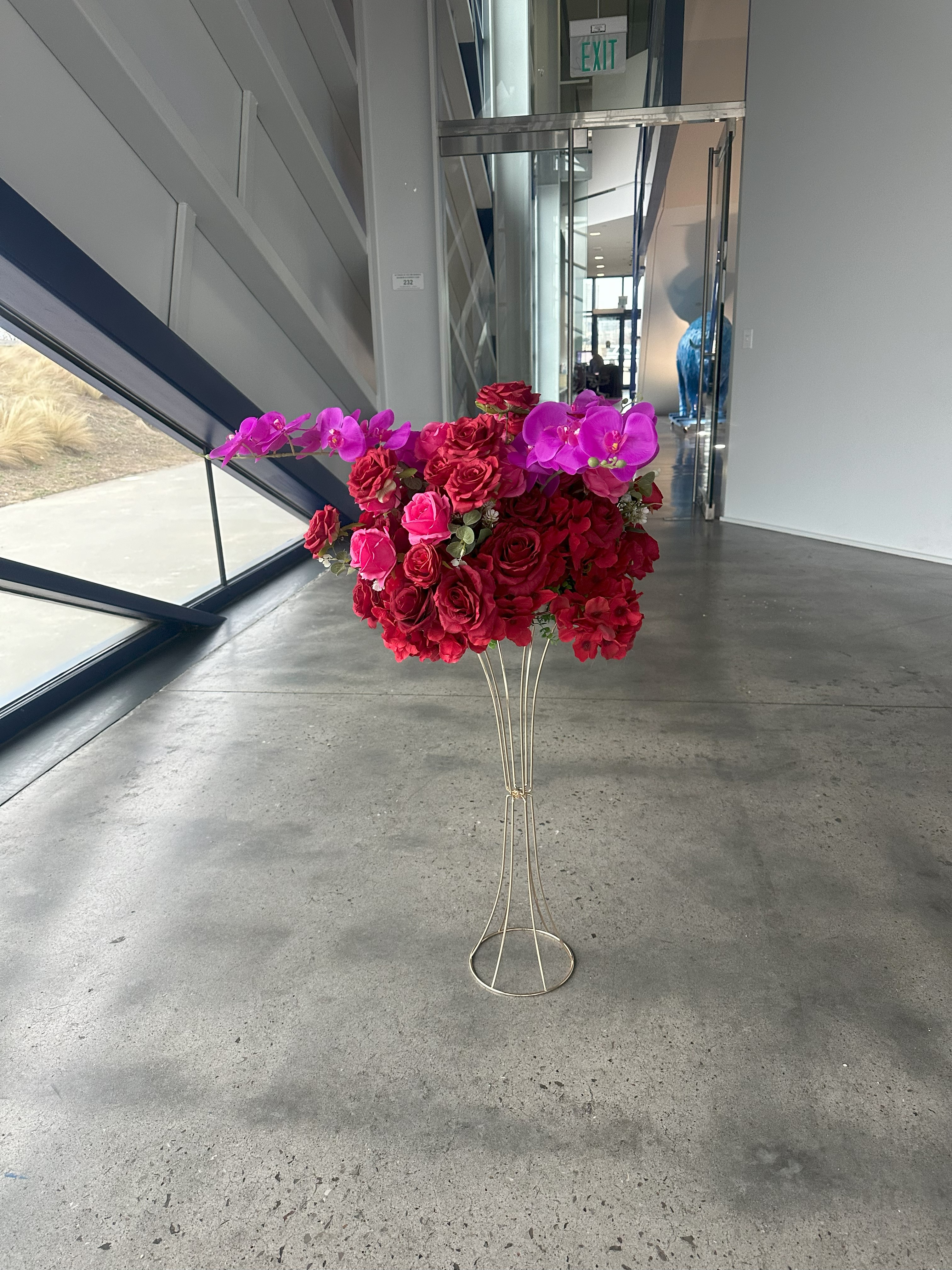 6hr-6 Pink and Red Table Bouquets Rental