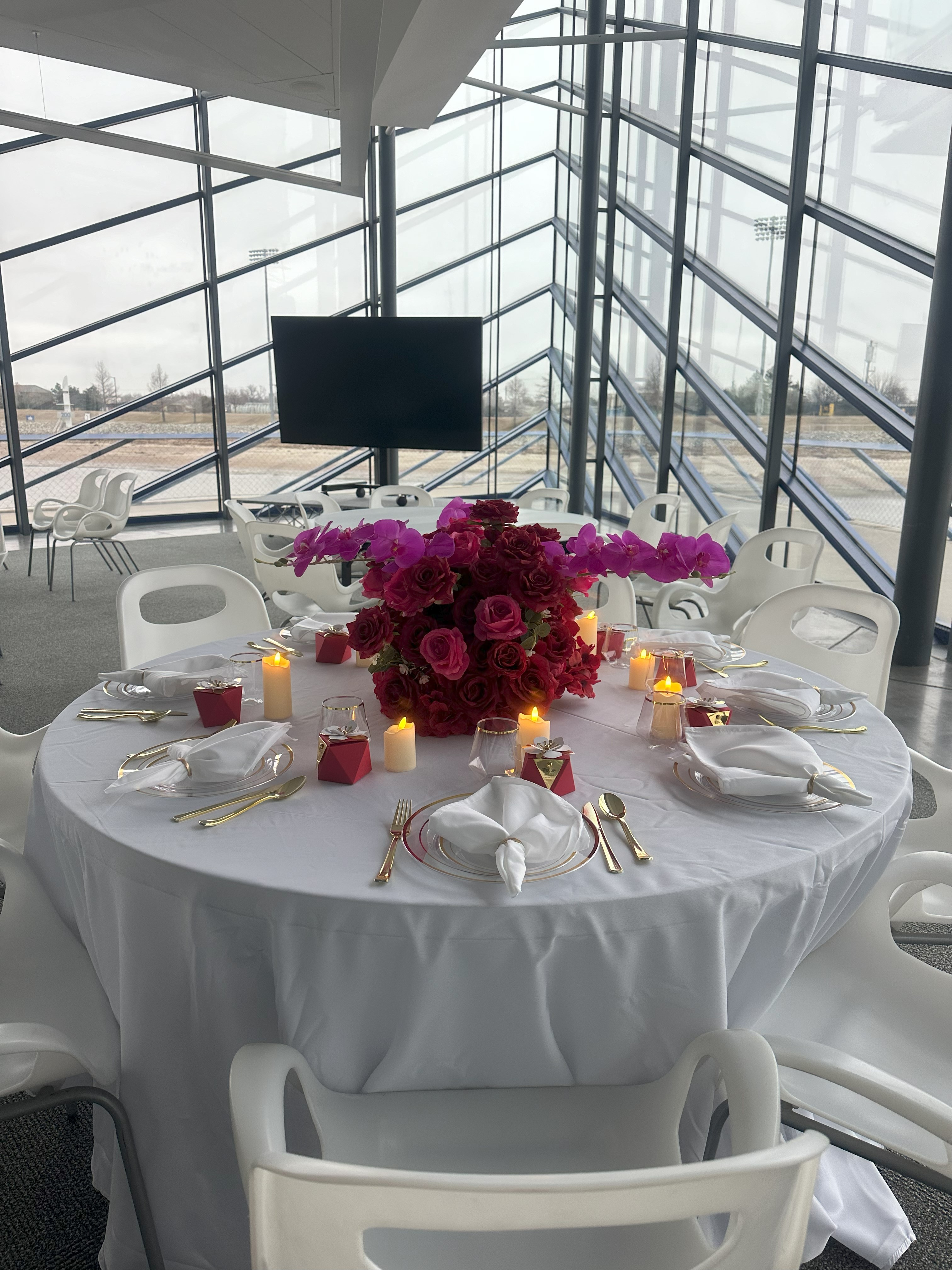 6hr-6 Pink and Red Table Bouquets Rental