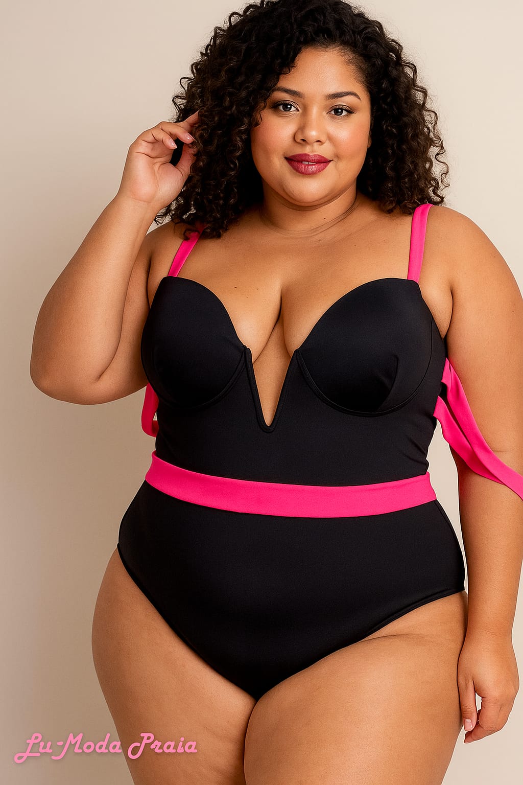 Maiô Plus Size Preto com Detalhes Rosas