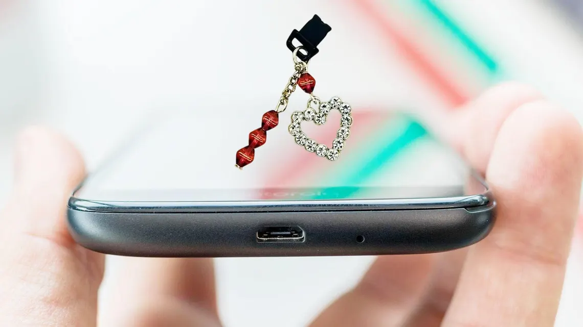 Rhinestone Heart Beaded Dust Plug Phone Charm