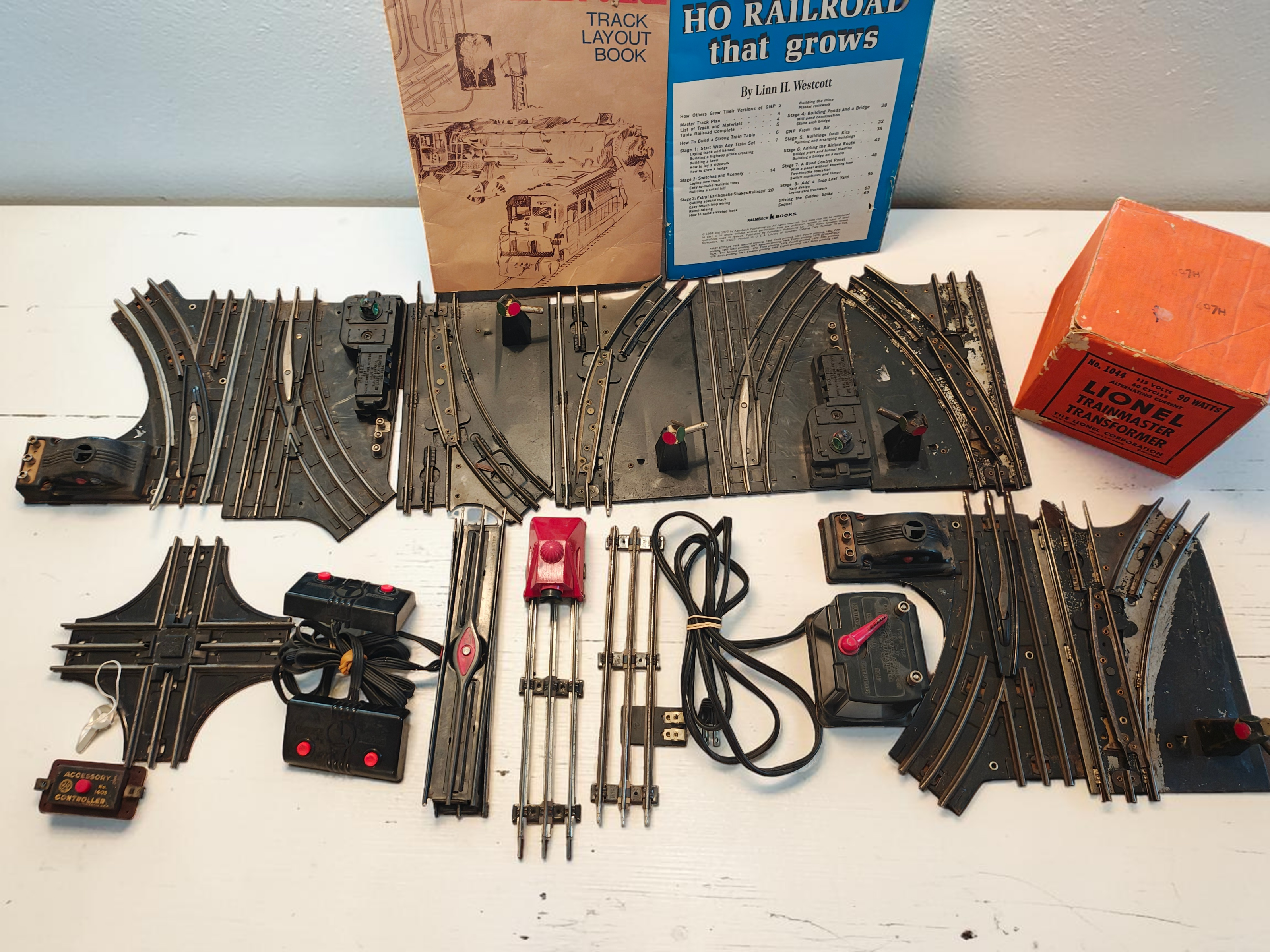 Vintage Lionel O27-Gauge Model Train Track Lot w/ Transformer, Switches & Controllers – 130+ Pieces + Books
