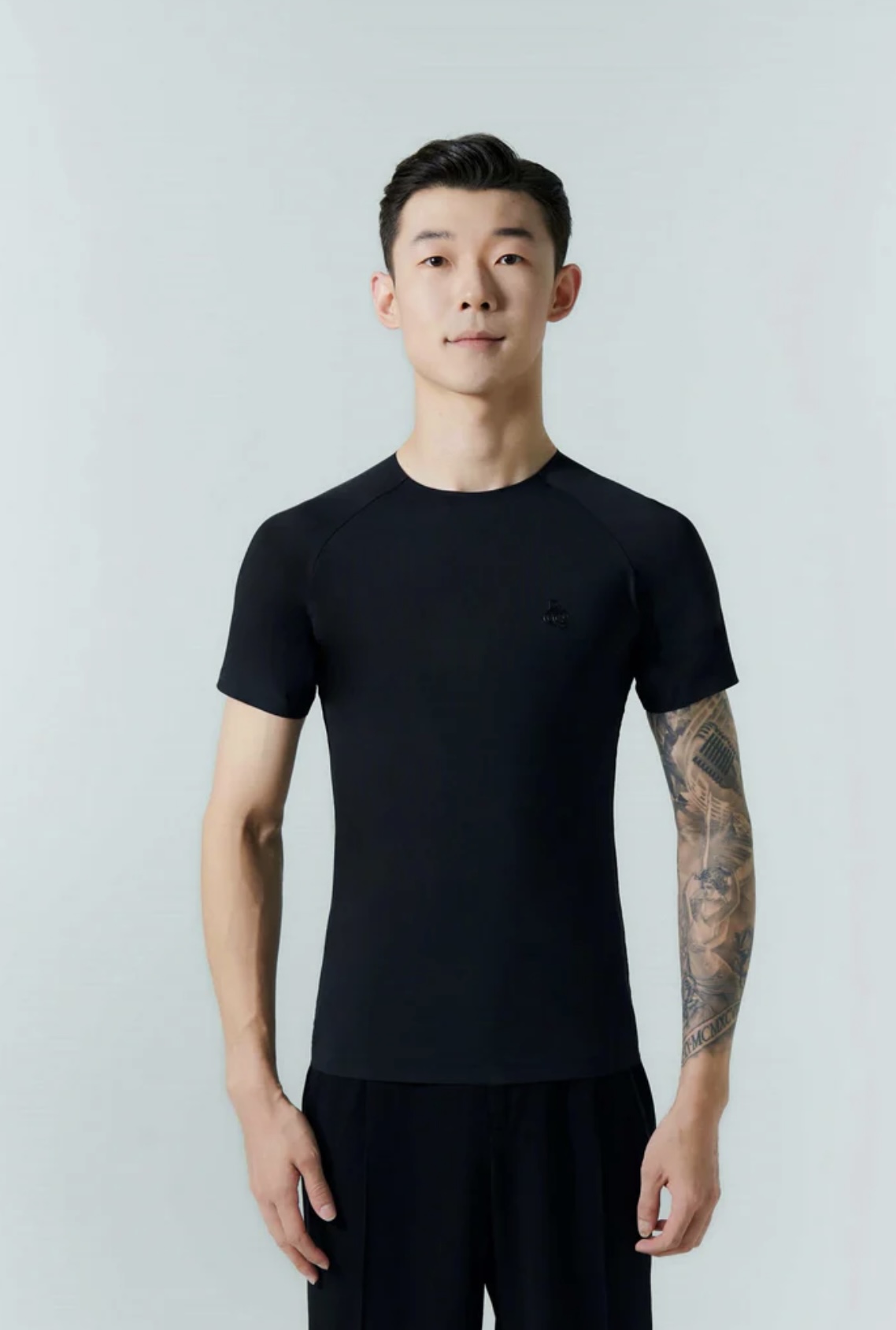 M052 - Black