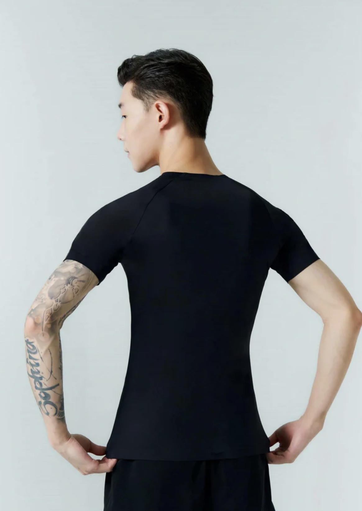 M052 - Black