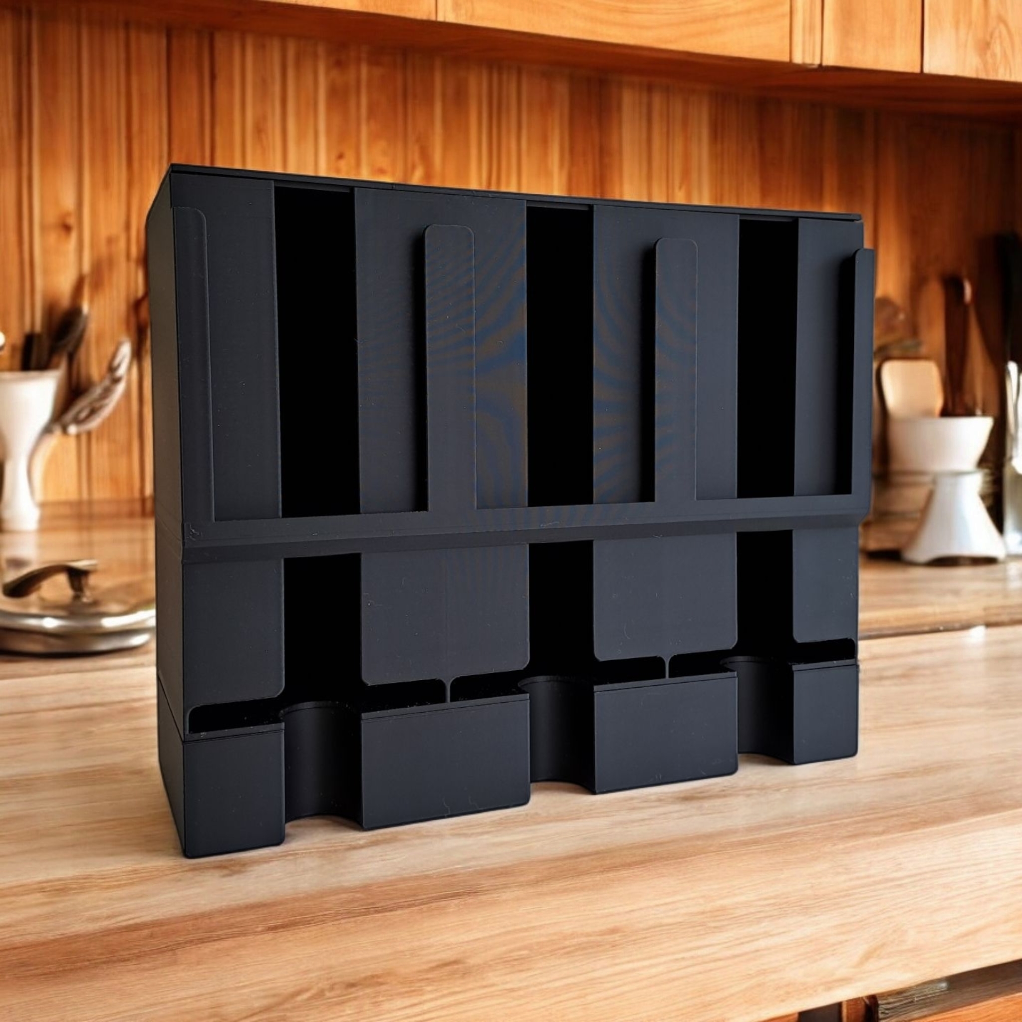 Vertikalus arbatos pakelių laikiklis–dozatorius