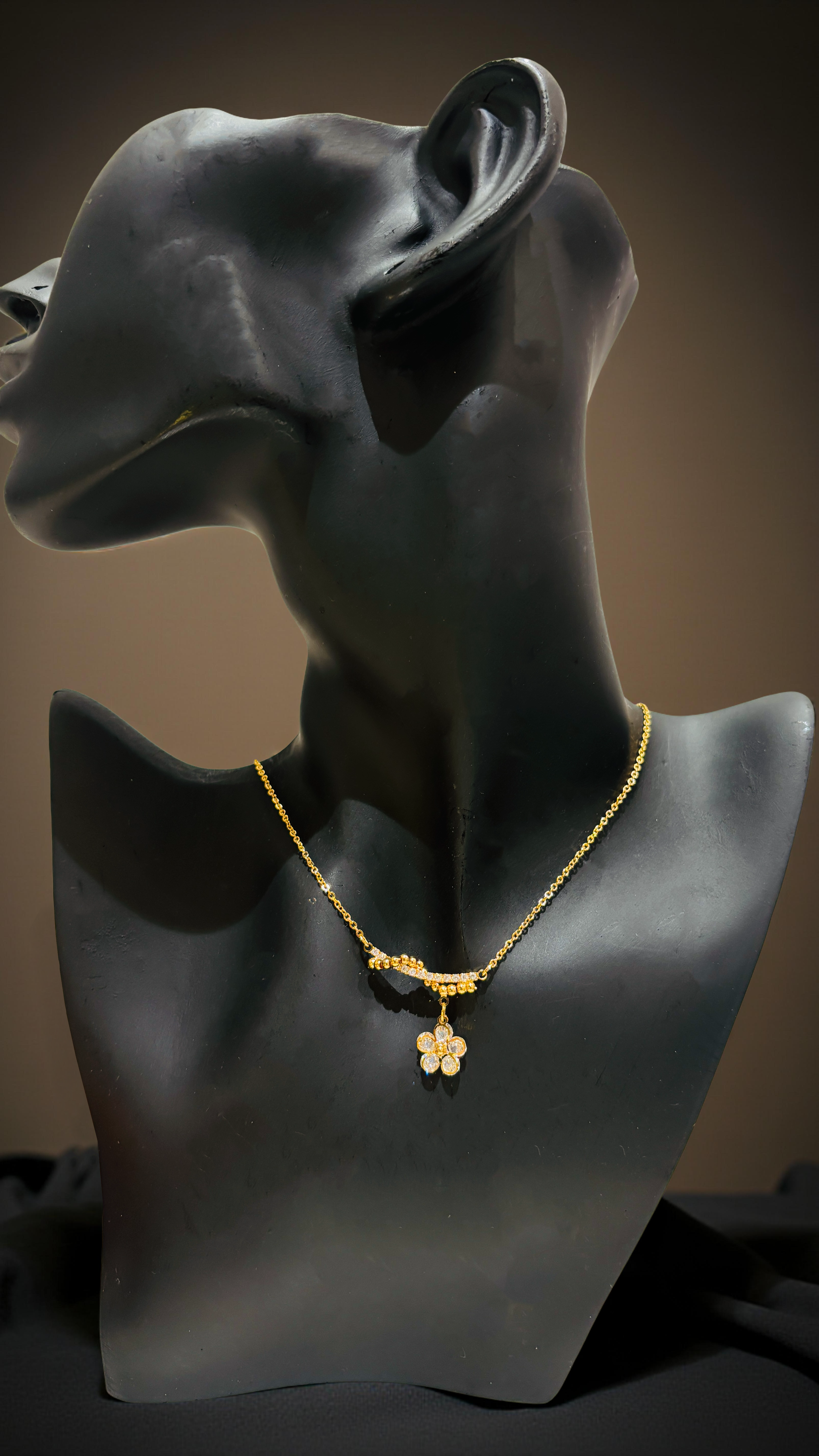 Elegant Gold Necklace with Floral Pendant