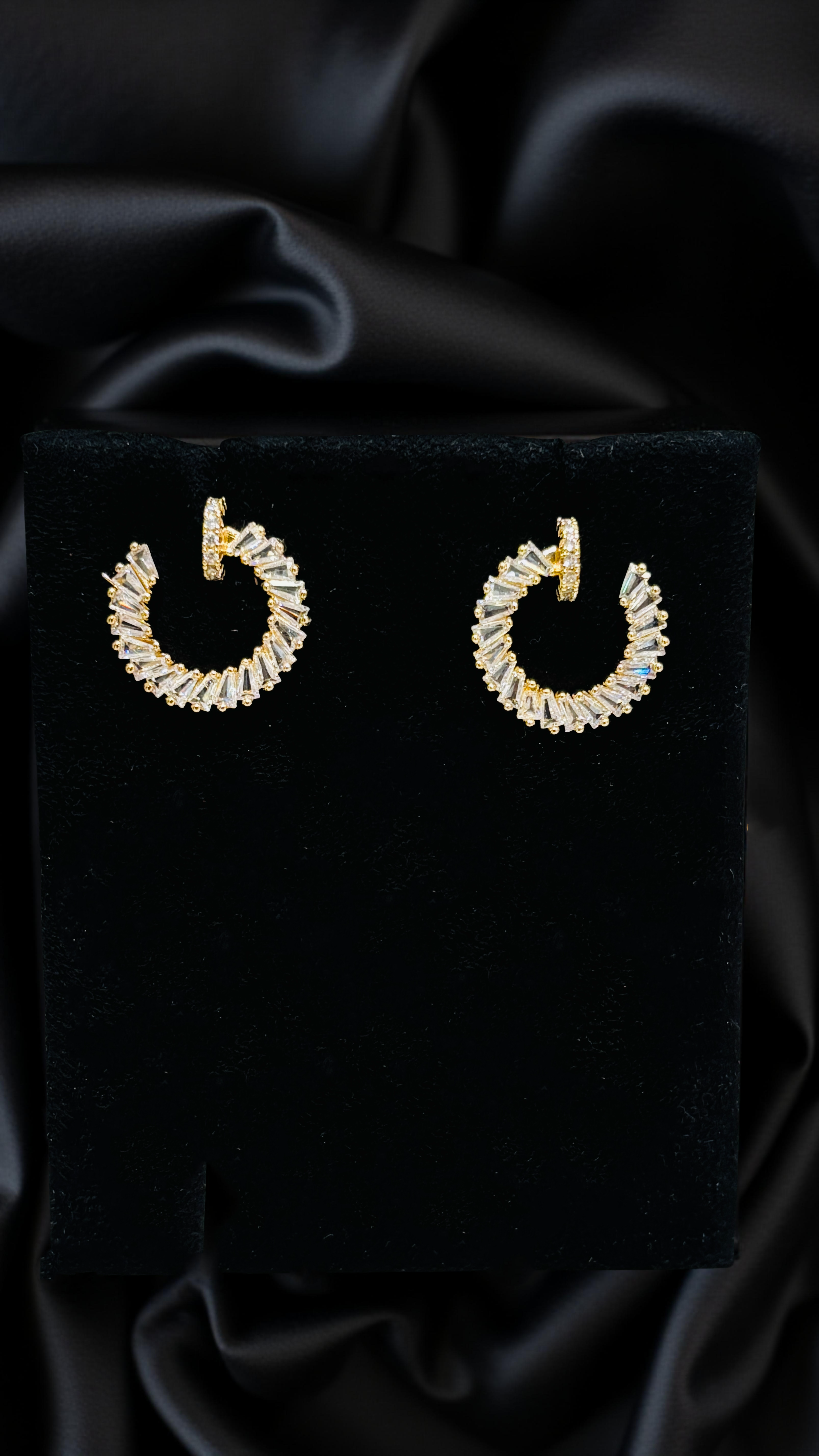 Elegant Golden Pendant Necklace Set