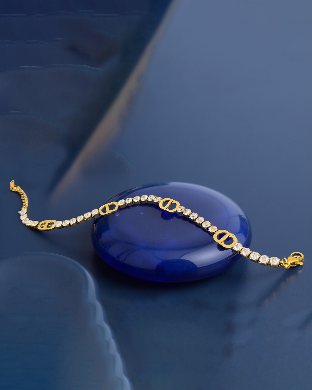 Elegant Gold and Crystal Bracelet