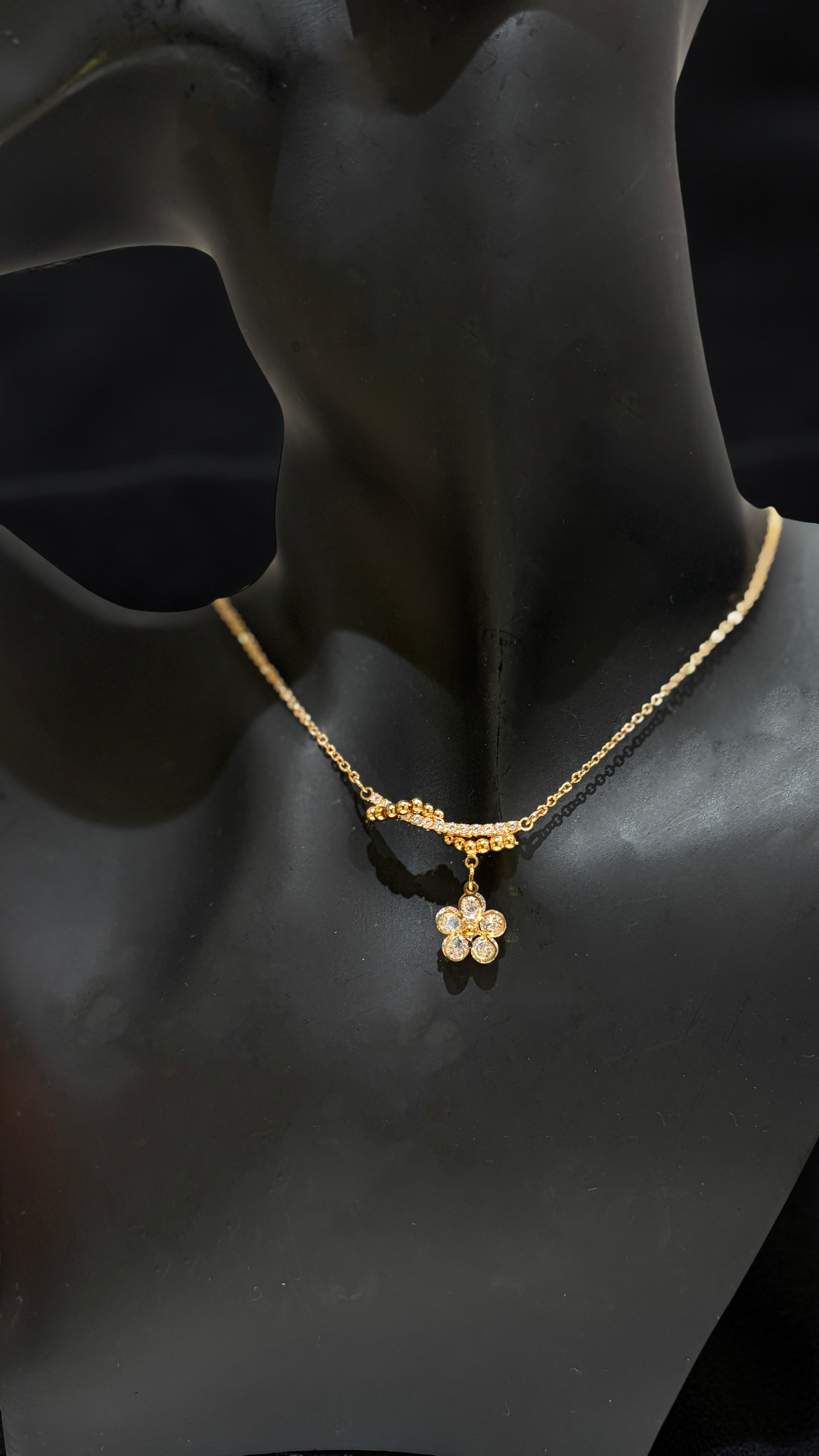 Elegant Gold Necklace with Floral Pendant