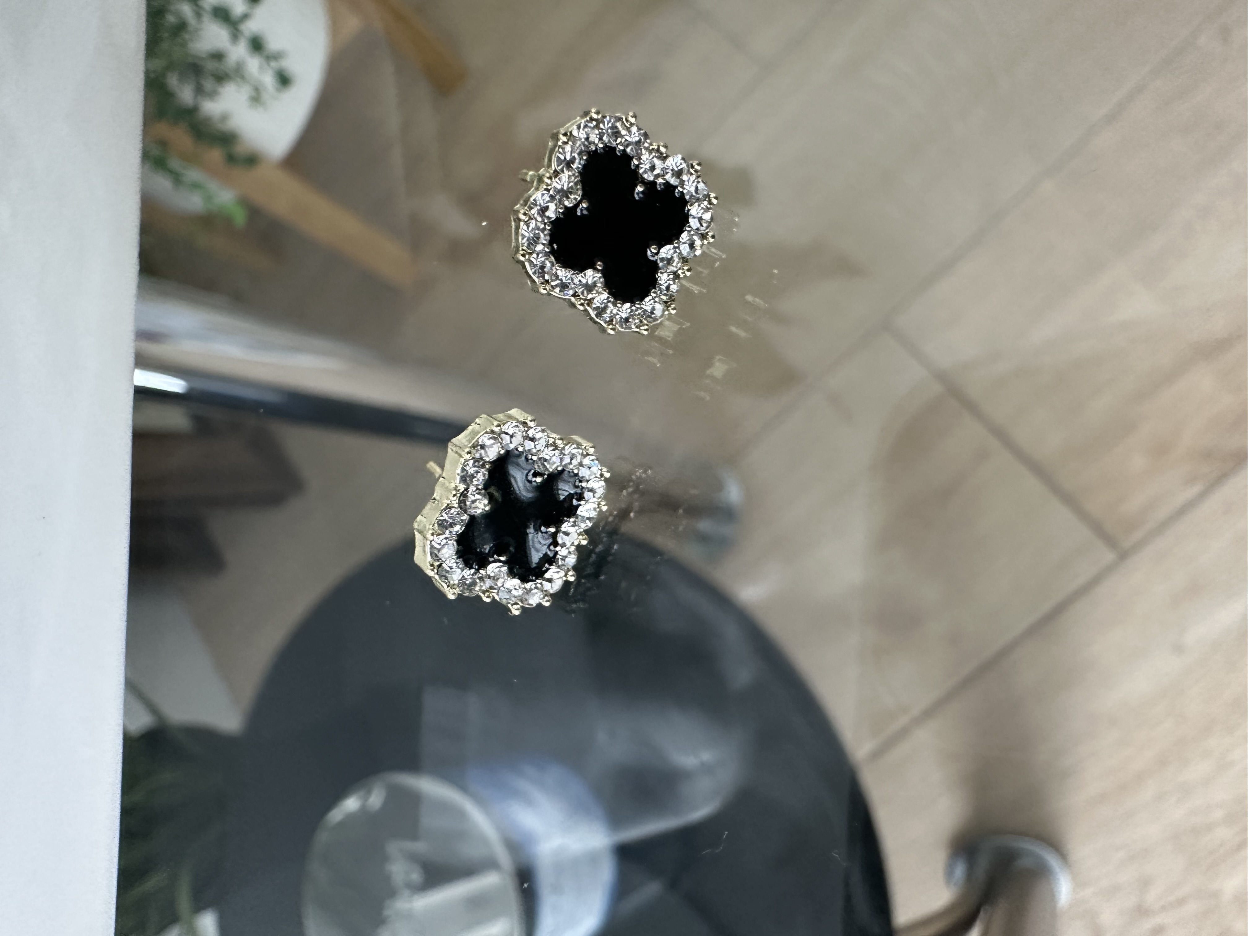 Luxury black clover-shaped earrings