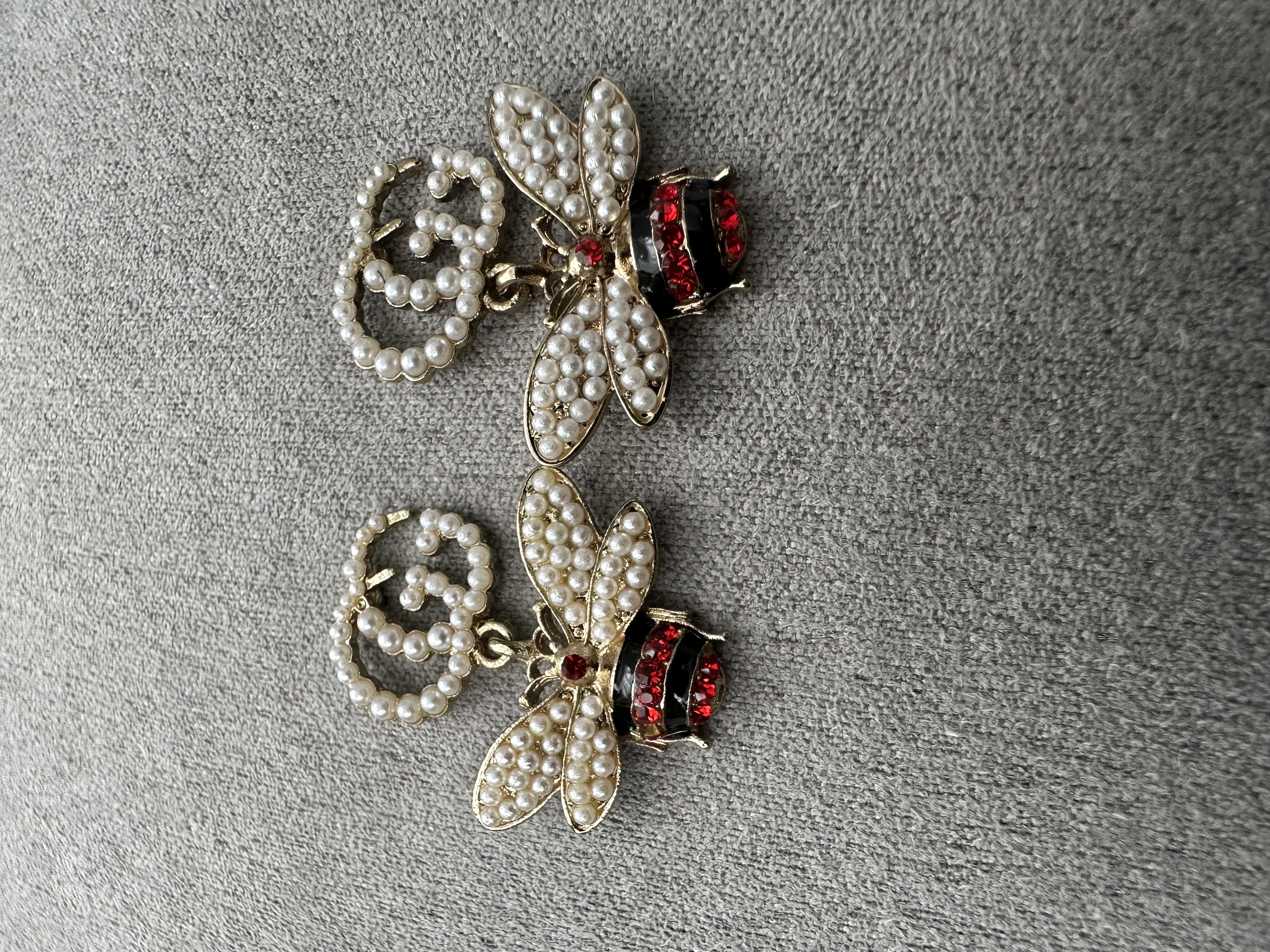 Bee-shaped pearl earrings