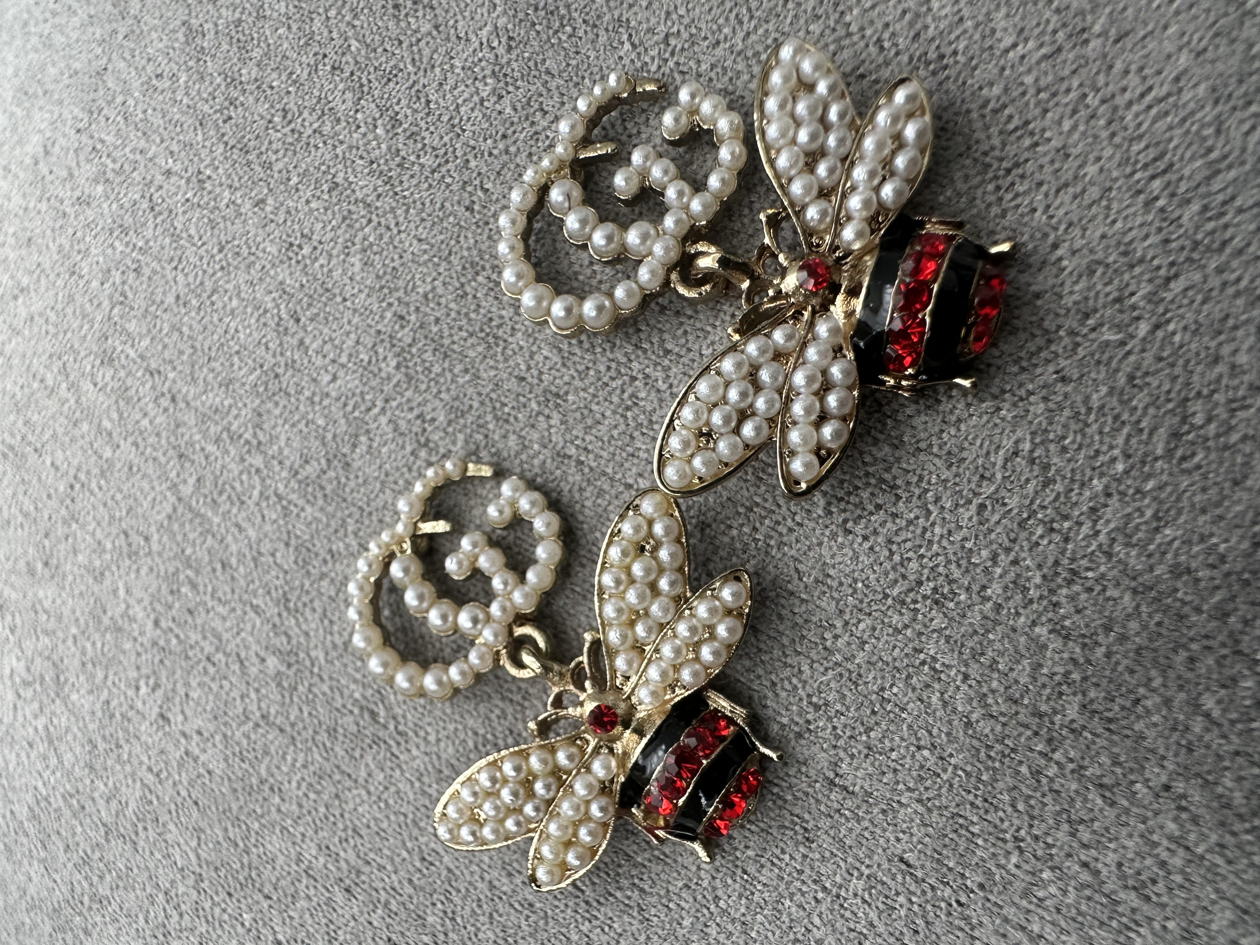 Bee-shaped pearl earrings