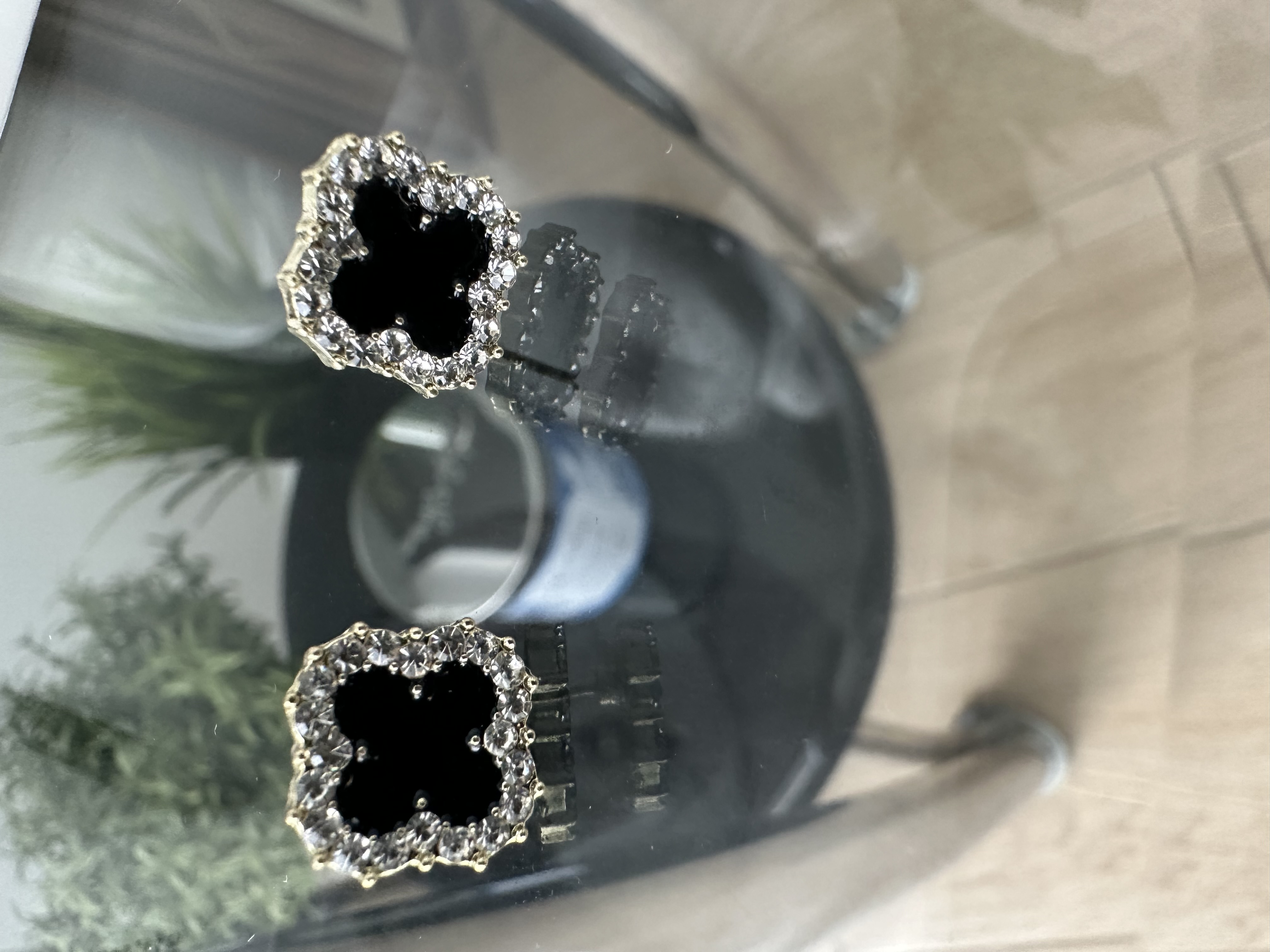 Luxury black clover-shaped earrings