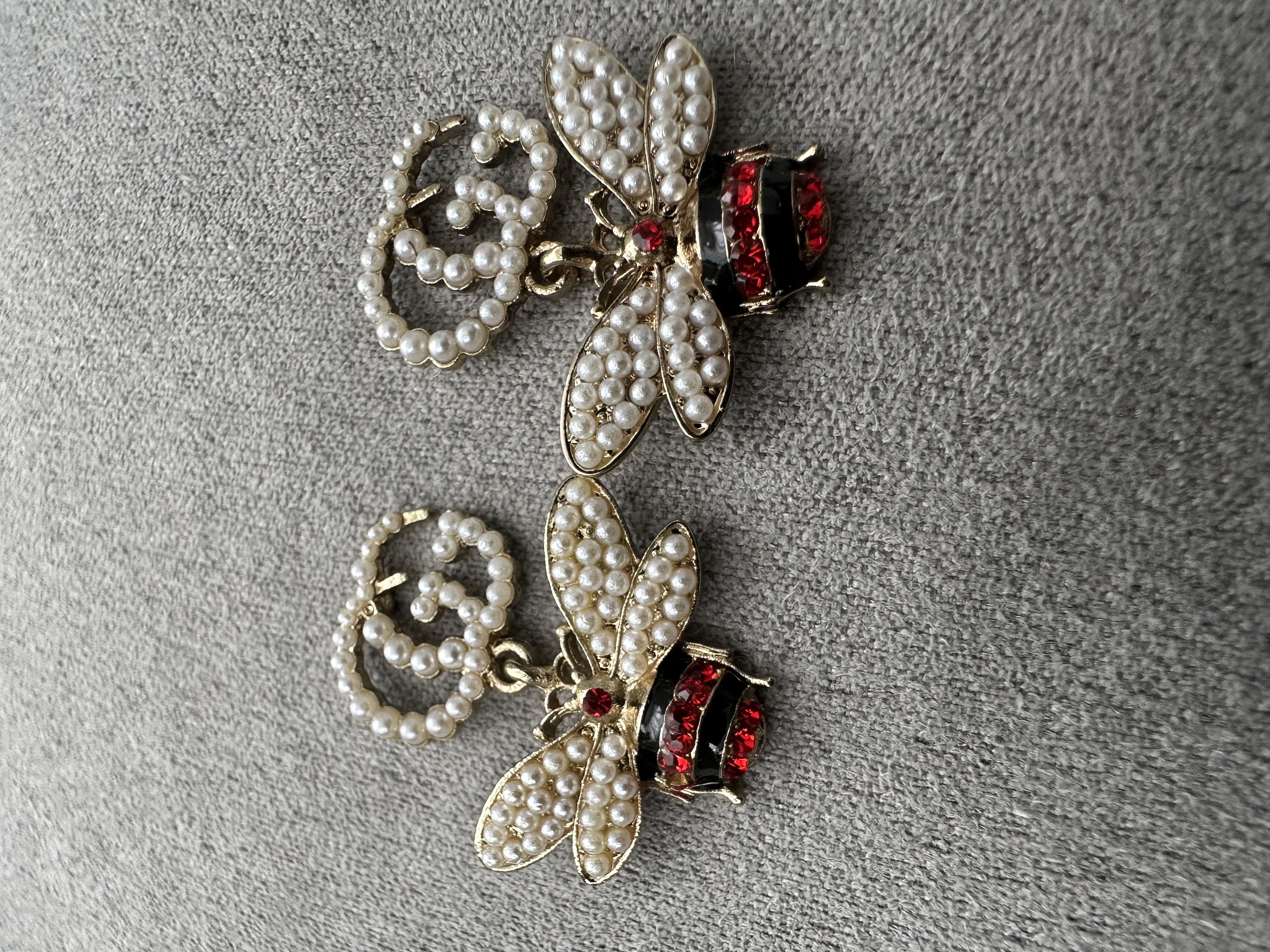 Bee-shaped pearl earrings