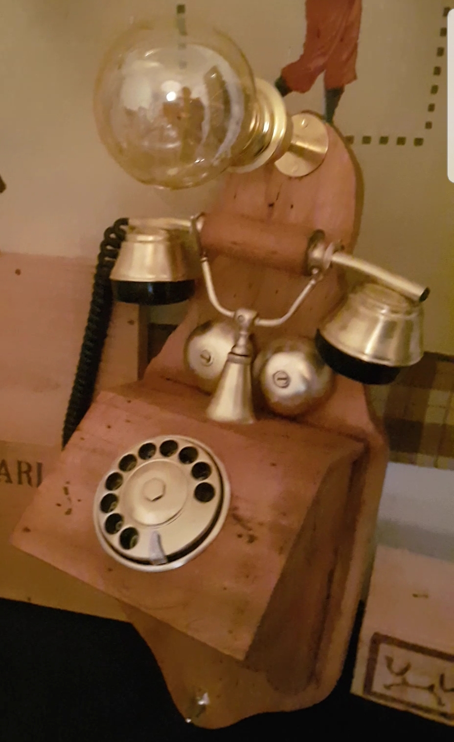 Ancien téléphone en lampe murale