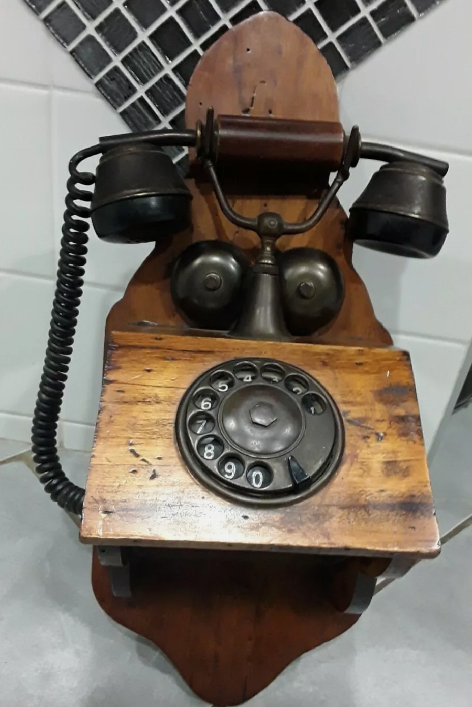 Ancien téléphone en lampe murale