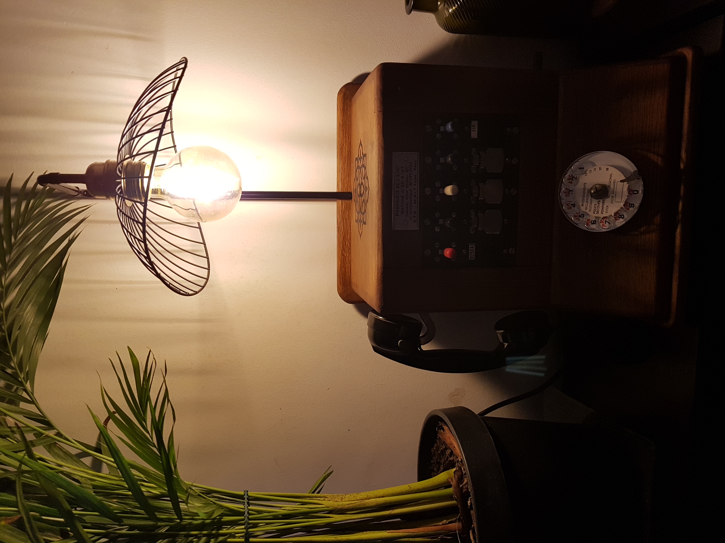 Ancien standard téléphonique en lampe