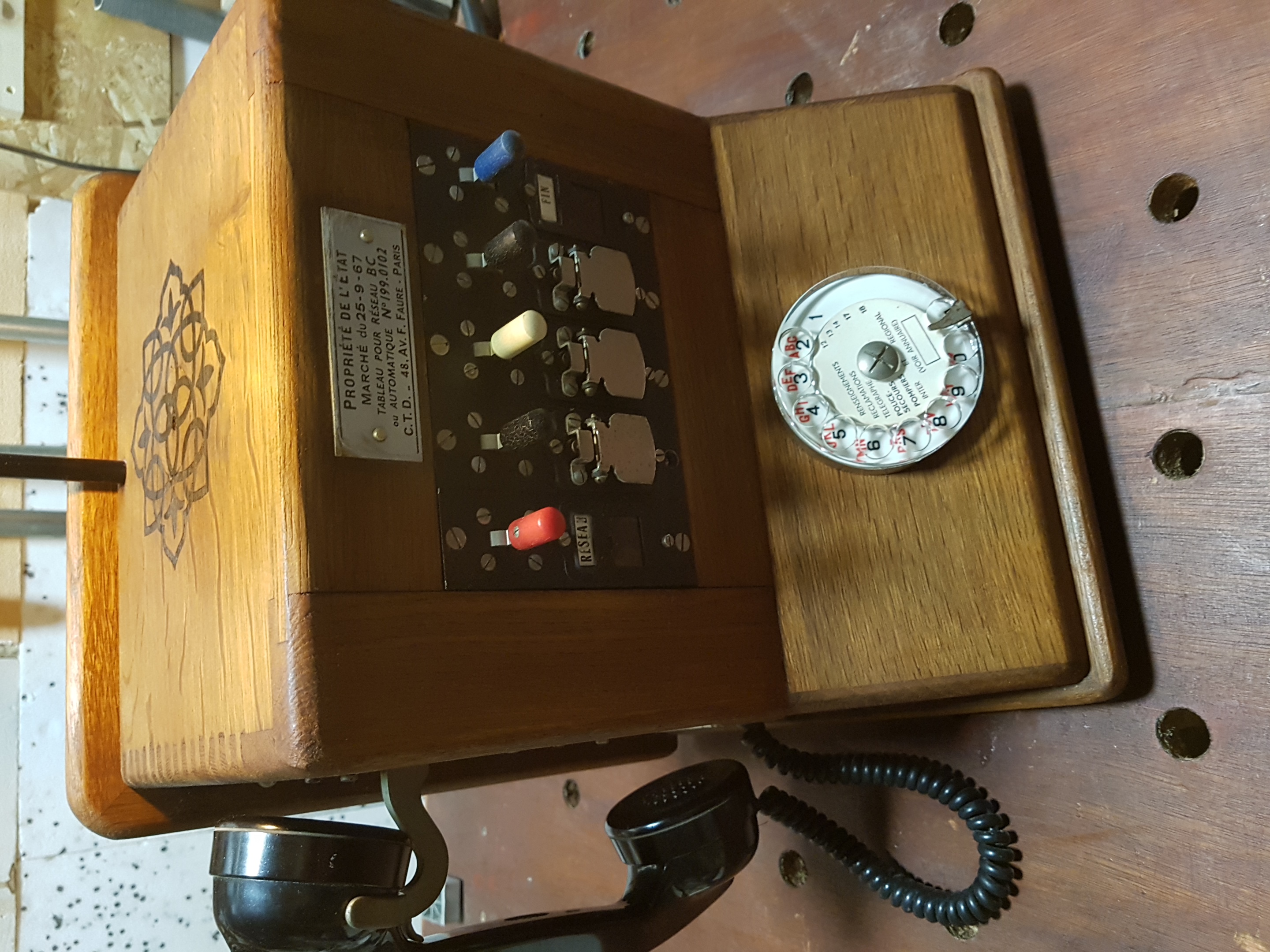 Ancien standard téléphonique en lampe