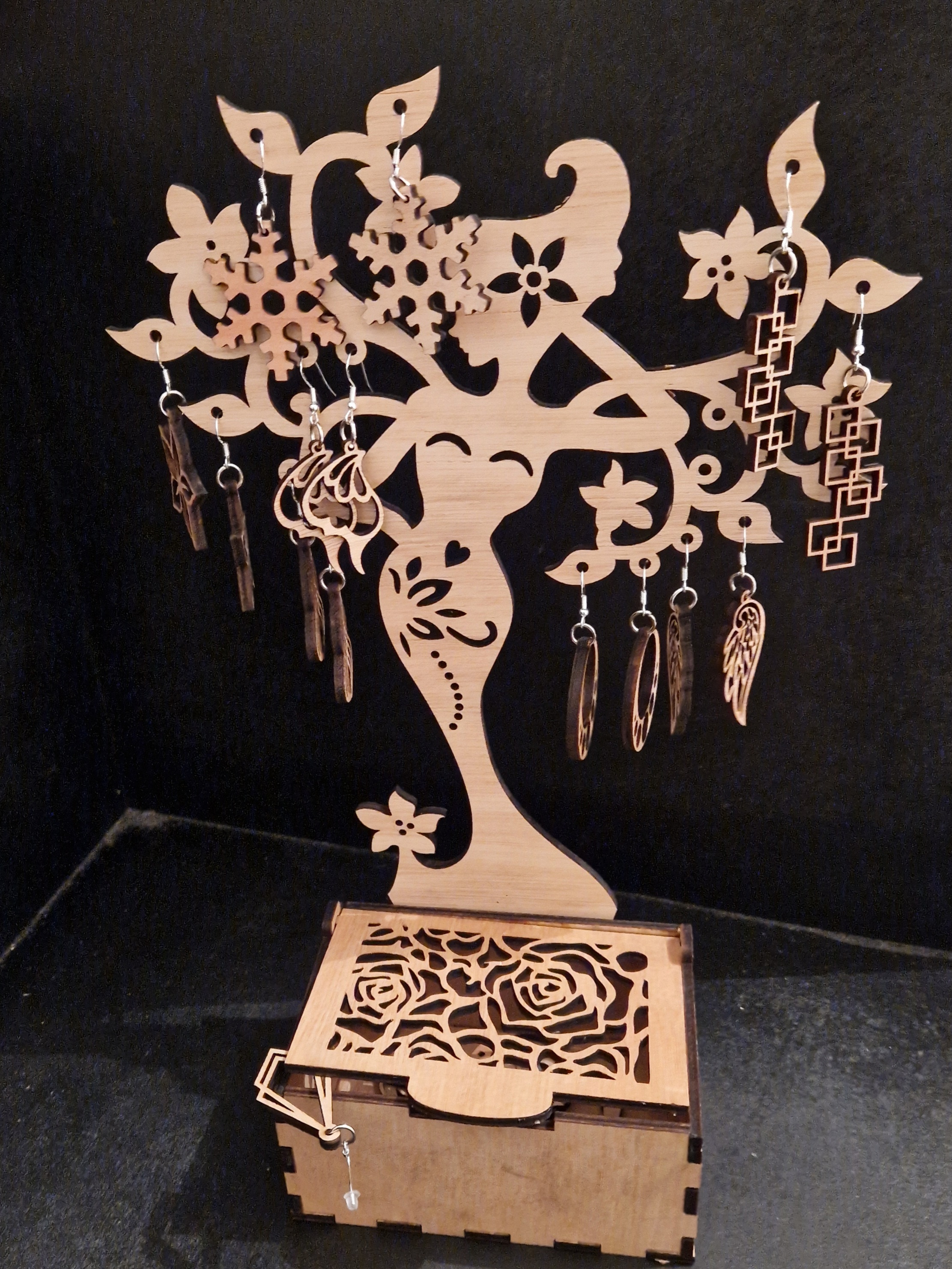 Support et coffre à boucles d'oreilles