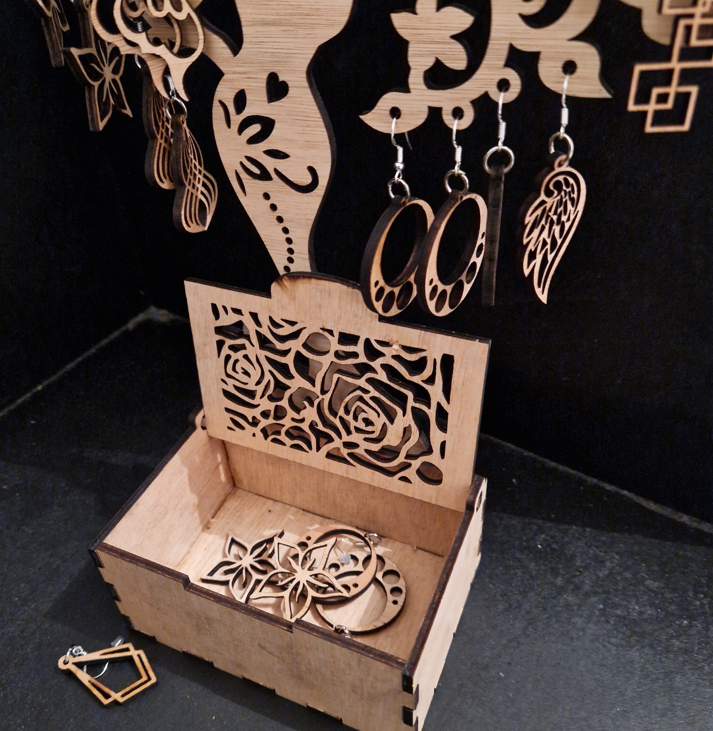 Support et coffre à boucles d'oreilles