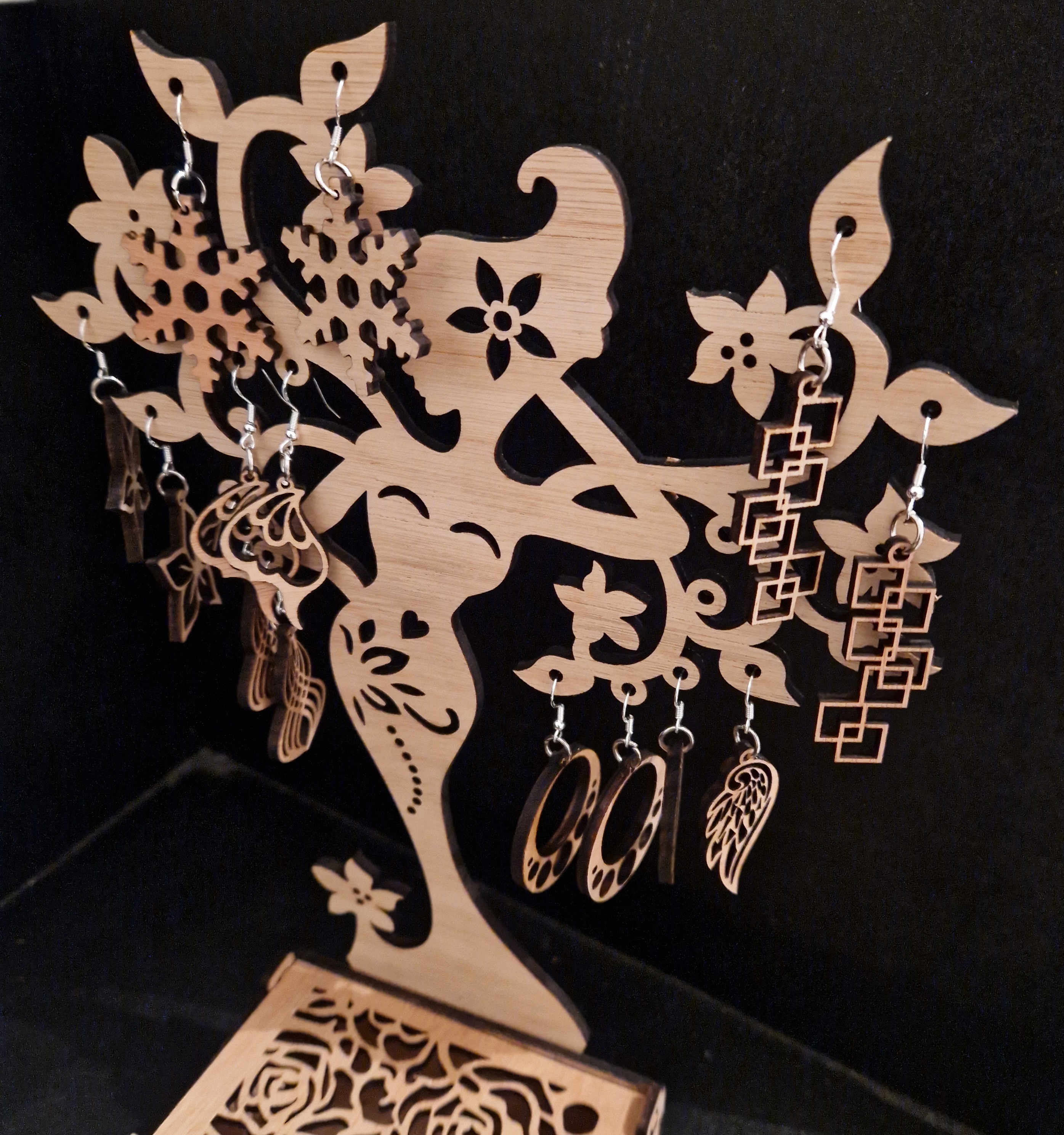 Support et coffre à boucles d'oreilles