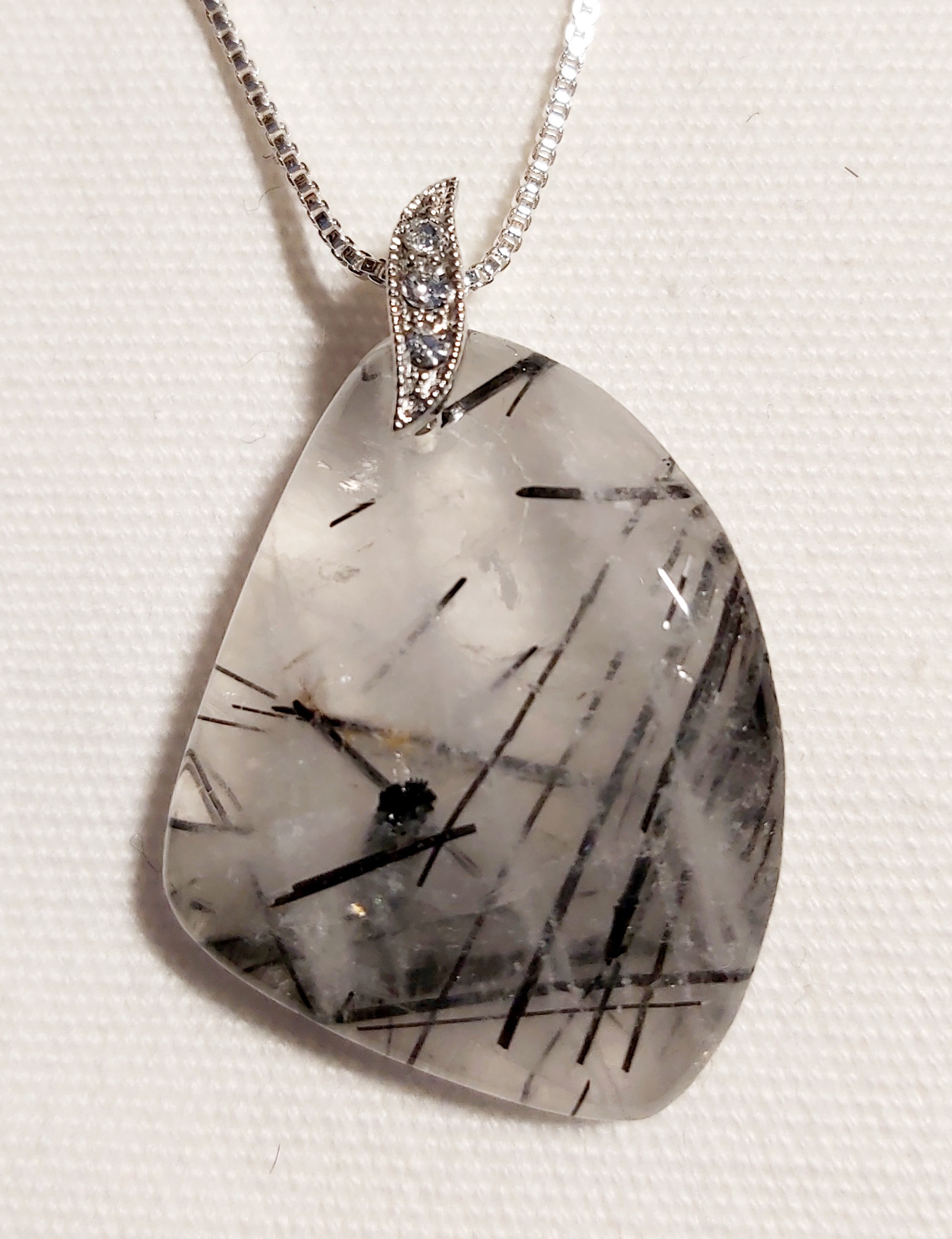 Pendentif en quartz Tourmaliné.