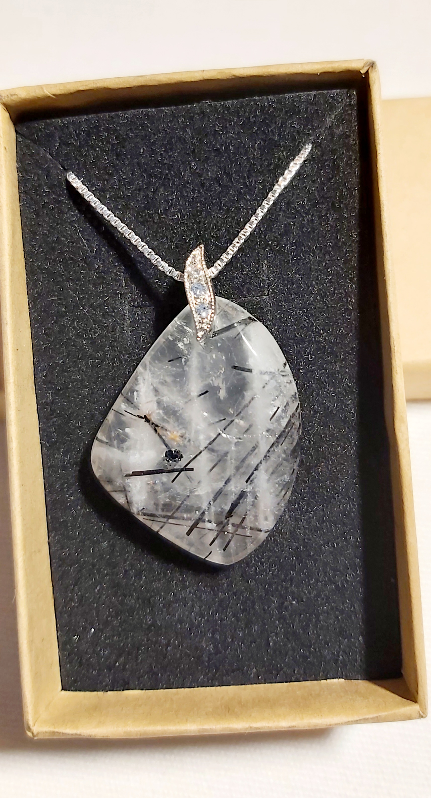 Pendentif en quartz Tourmaliné.