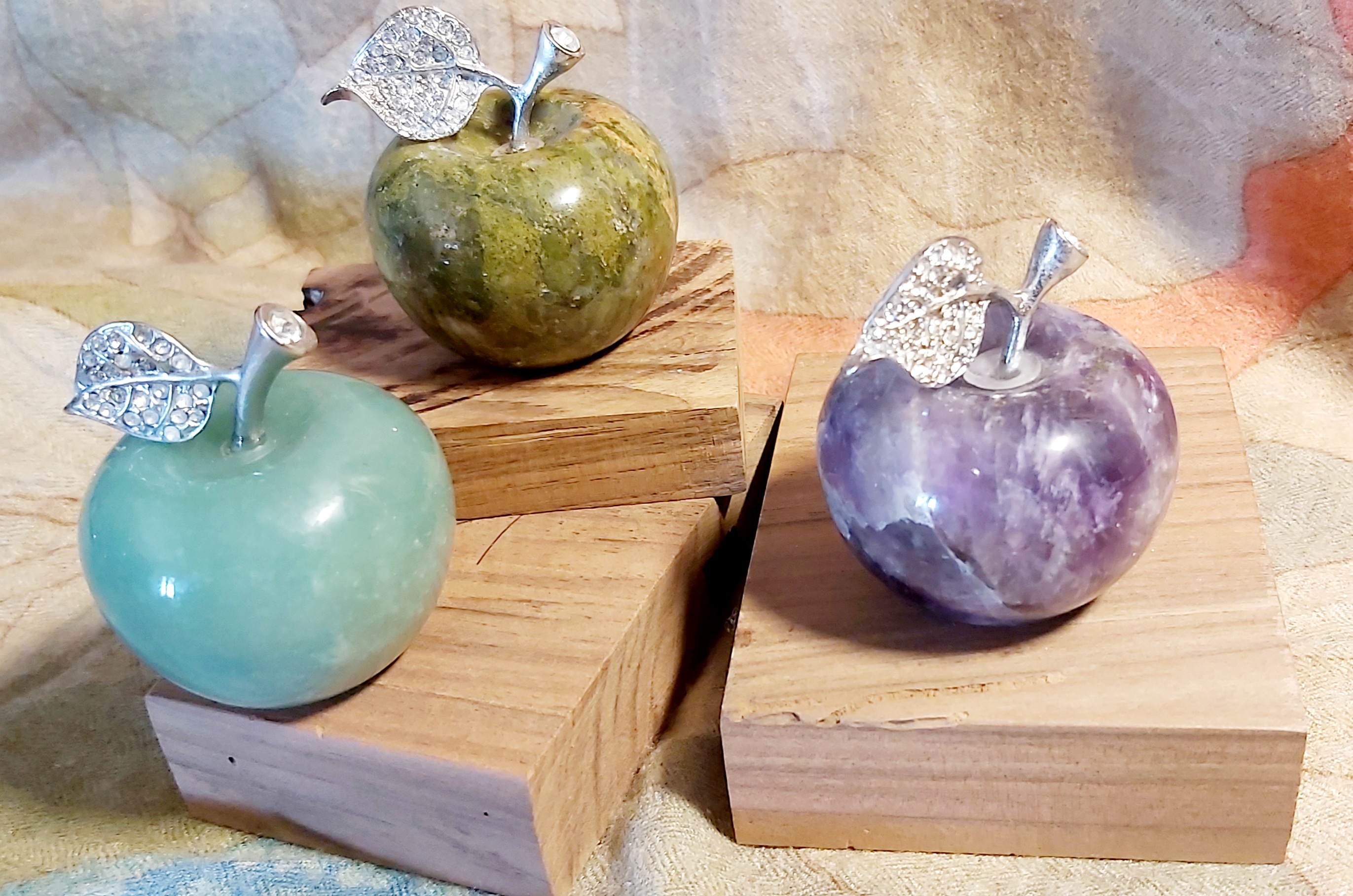 Pomme décorative en pierre naturelle :  Aventurine verte, Unakite ou Améthyste