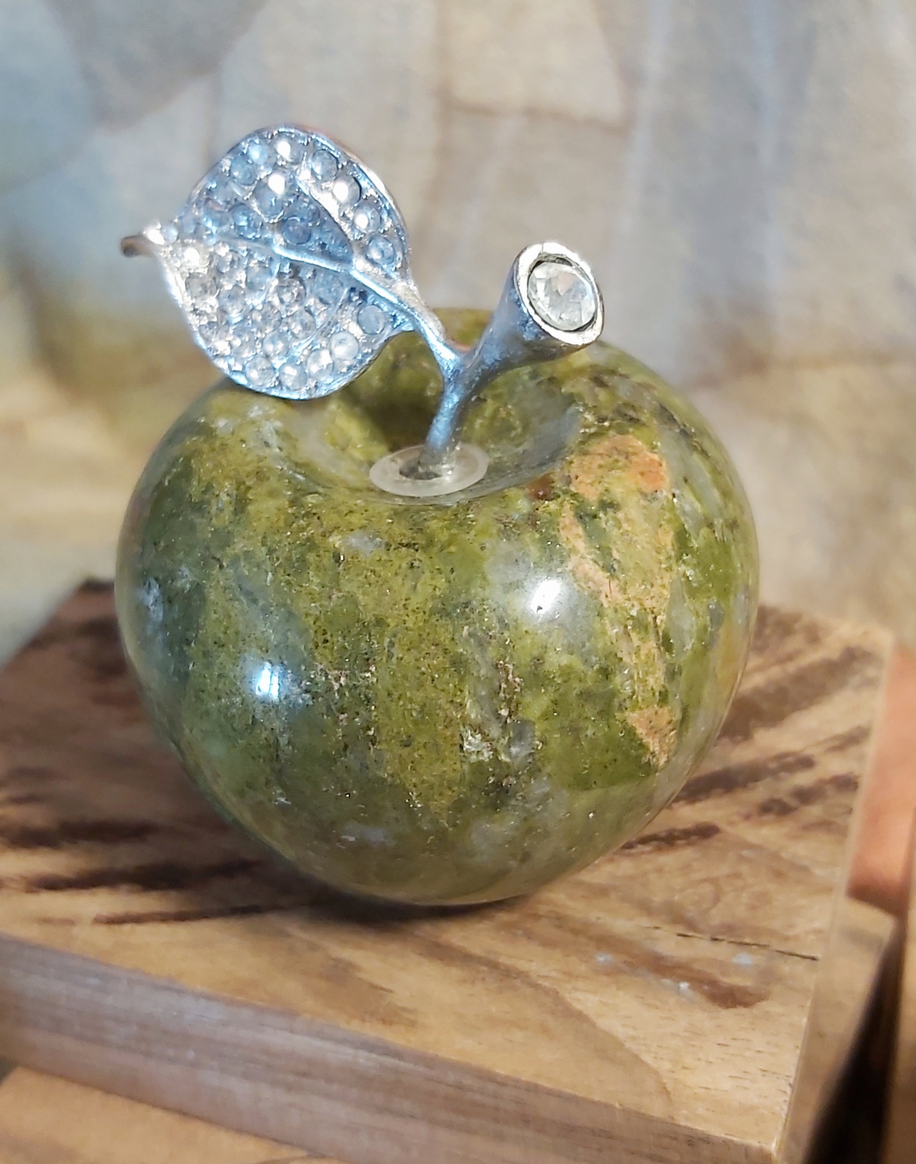 Pomme décorative en pierre naturelle :  Aventurine verte, Unakite ou Améthyste