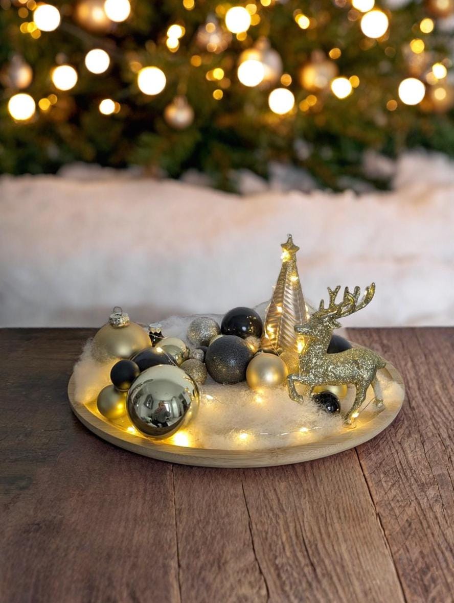 Weihnachtsdeko im zeitlosen Gold-Schwarz auf Holztablet mit LED-Lichterkette - goldener Hirsch - goldener Tannenbaum - Stern beleuchtet