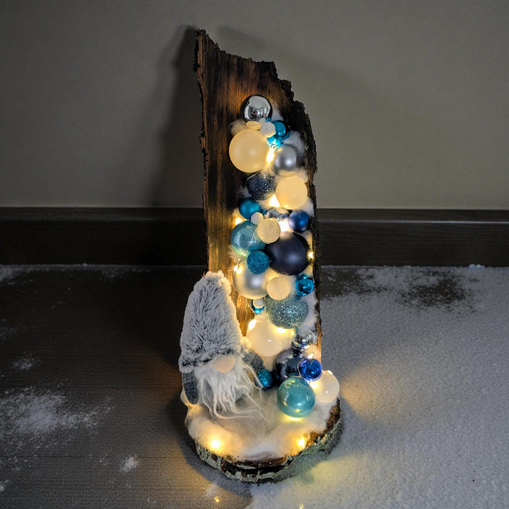 Weihnachtsdeko / Adventsdeko / echte Baumrinde / Höhe 48 cm, mit LED - Lichterkette und Wichtel