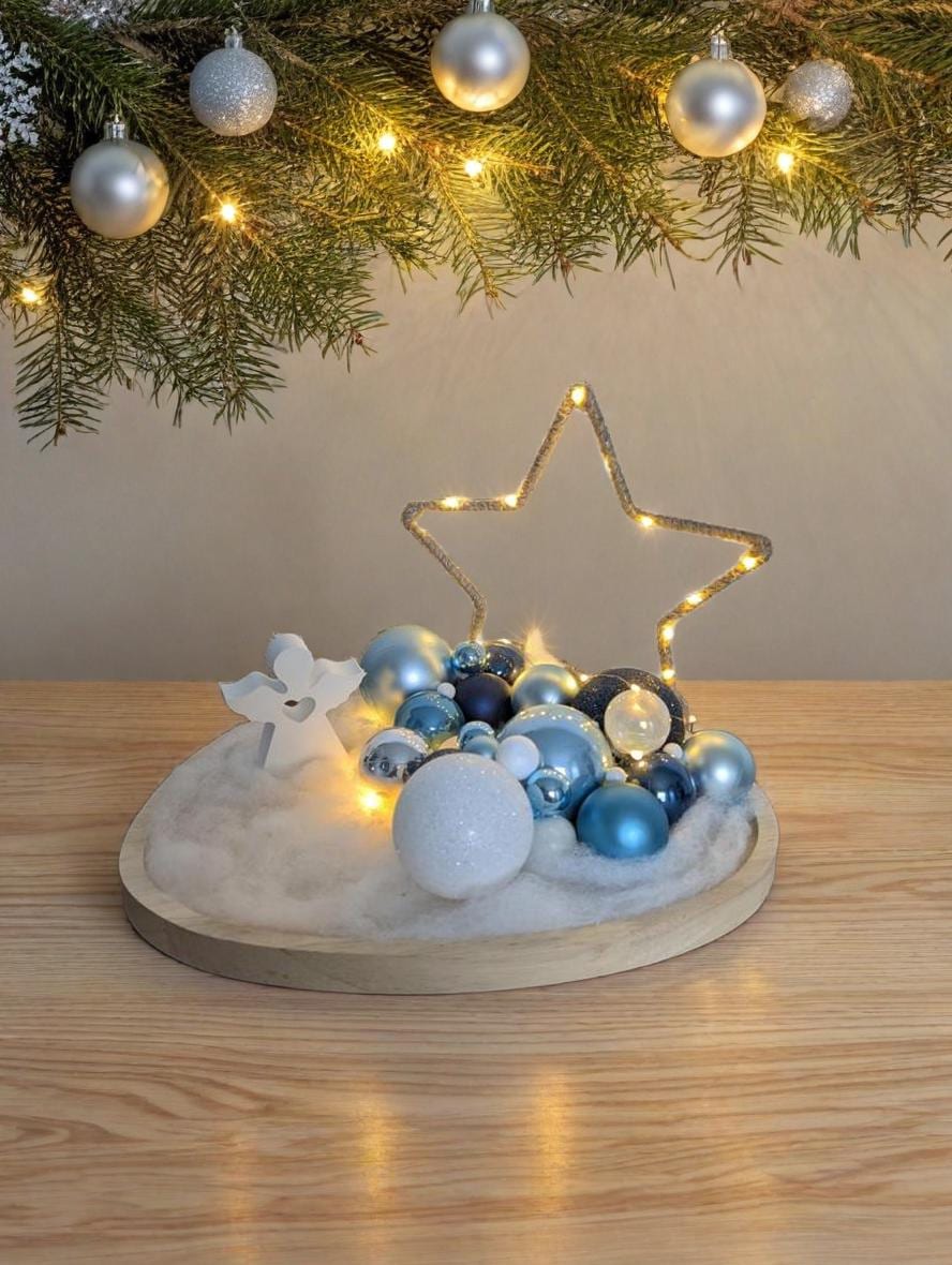 Weihnachts-Deko in Petrol auf einem ovalen Holztablett mit LED-Lichterkette - Stern beleuchtet - Kugeln - Engel - Tischdeko