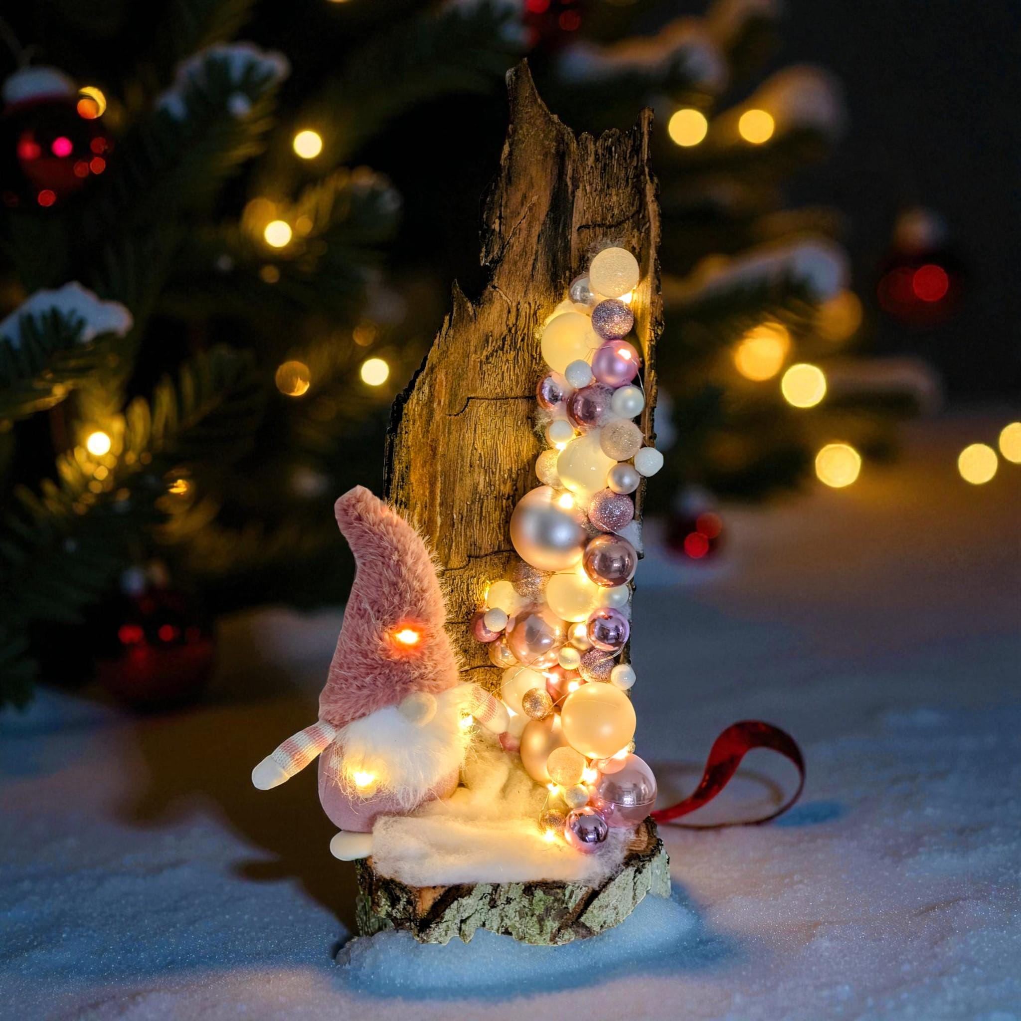 Weihnachtsdeko / Adventsdeko / echte Baumrinde / Höhe 48 cm, mit LED - Lichterkette und Wichtel