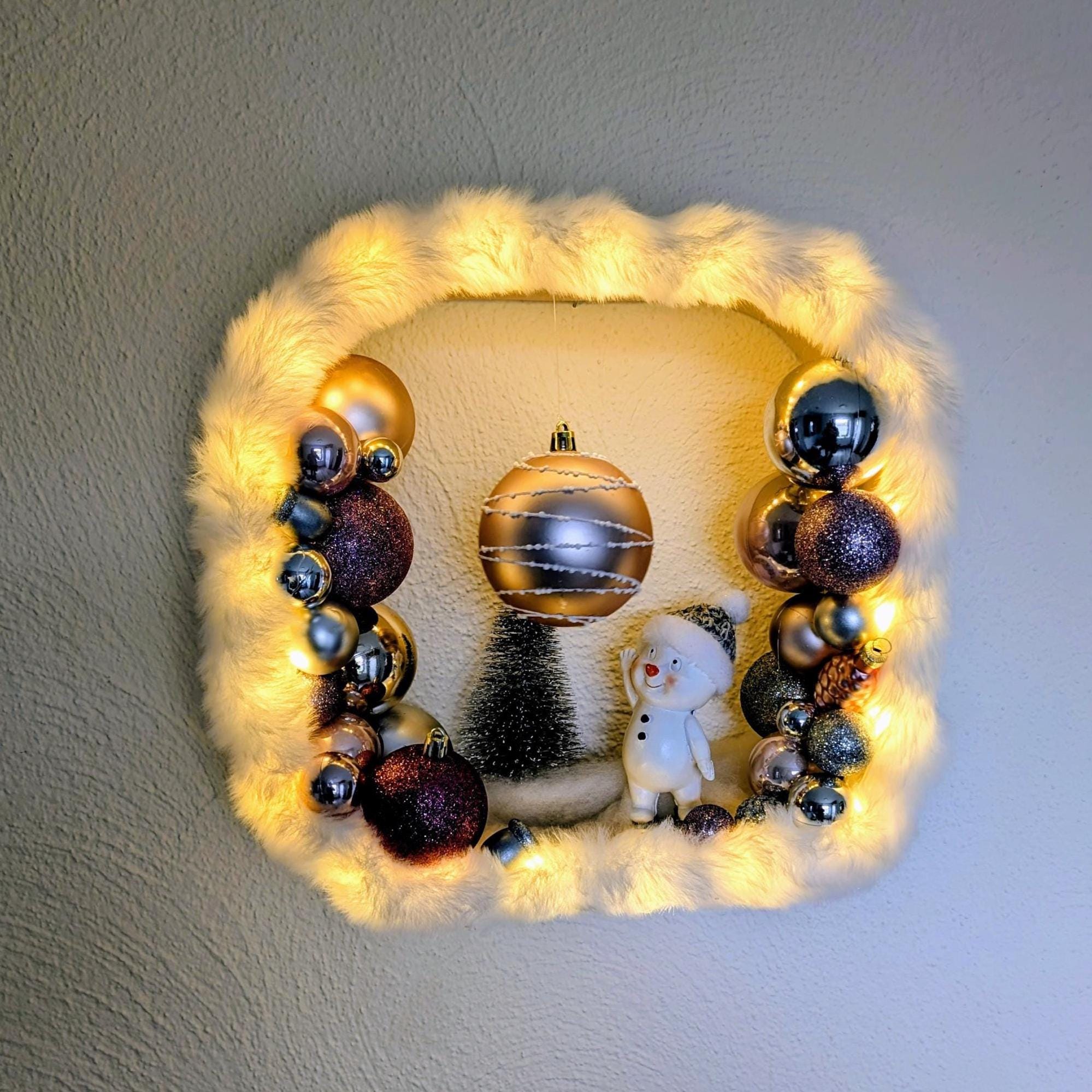 Weihnachtsdeko 30 x 30 cm, mit LED-Lichterkette + 6 h Timer, als Wand-Deko oder Tischdeko/ Kugeln in Rosa-Silber-Violett & Schneemann