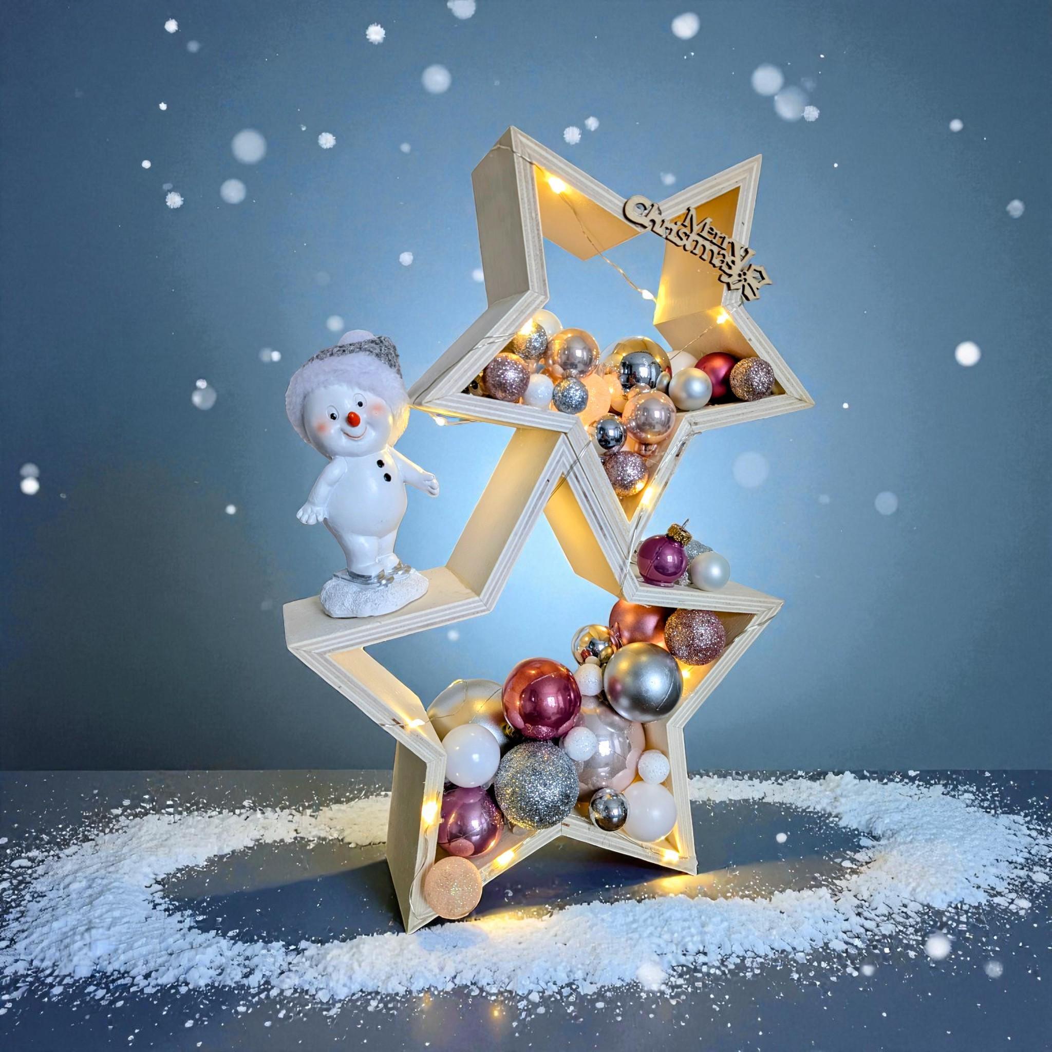 Leuchtstern / Holzsternturm / Doppelstern / Weihnachtsstern mit Weihnachtskugeln & LED Lichterkette / hübscher Schneemann