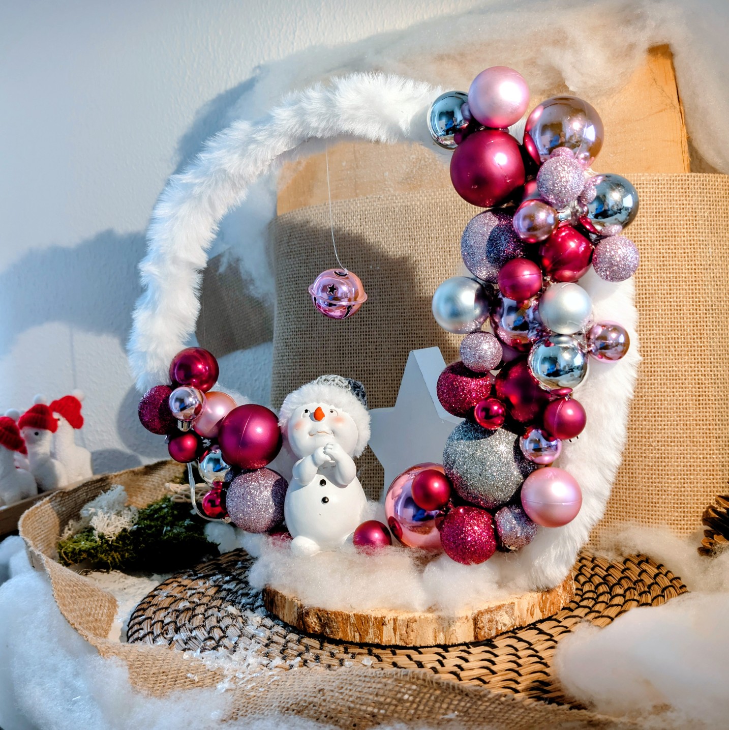Christmas-Loop stylisch und beleuchtet auf Holzscheibe 