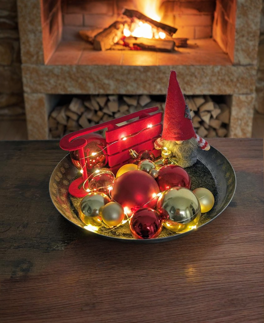 Weihnachtliche Tisch-Dekoration im klassischen Rot mit Weihnachtswichtel auf einem runden Metalltablett & Lichterkette