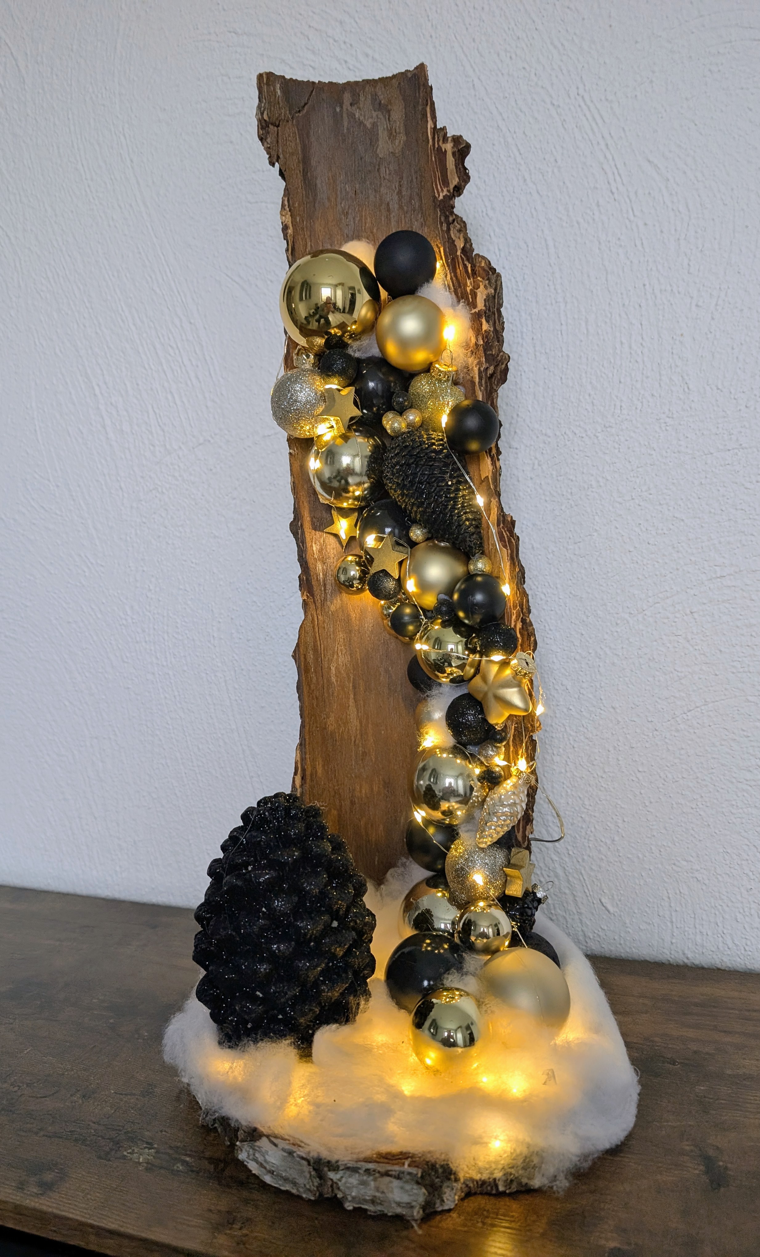 Weihnachtsdeko - Adventzeit - Dekorierte Baumrinde - LED Lichterkette