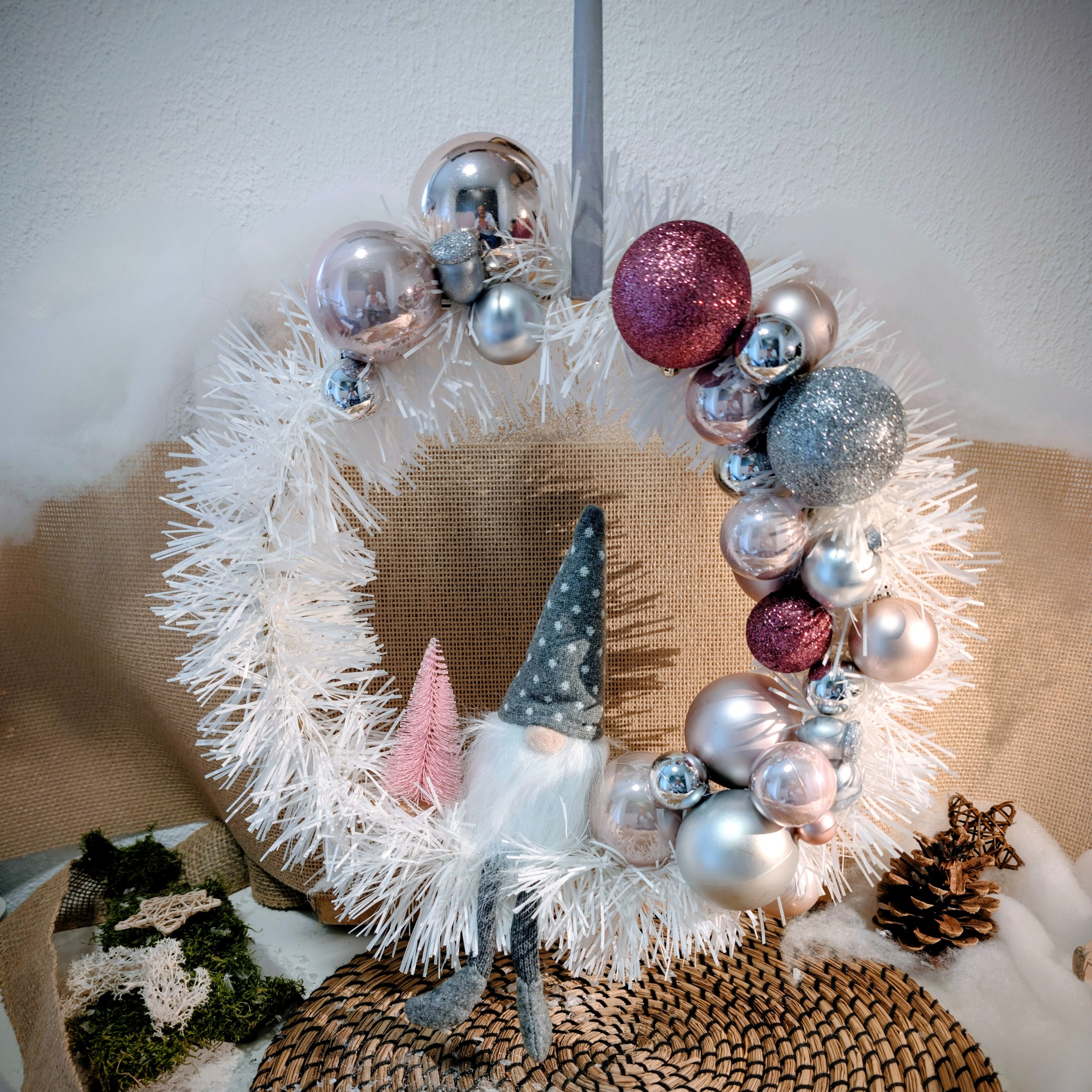 Tür/Wandkranz silber-weiss beleuchtet mit Wichtel