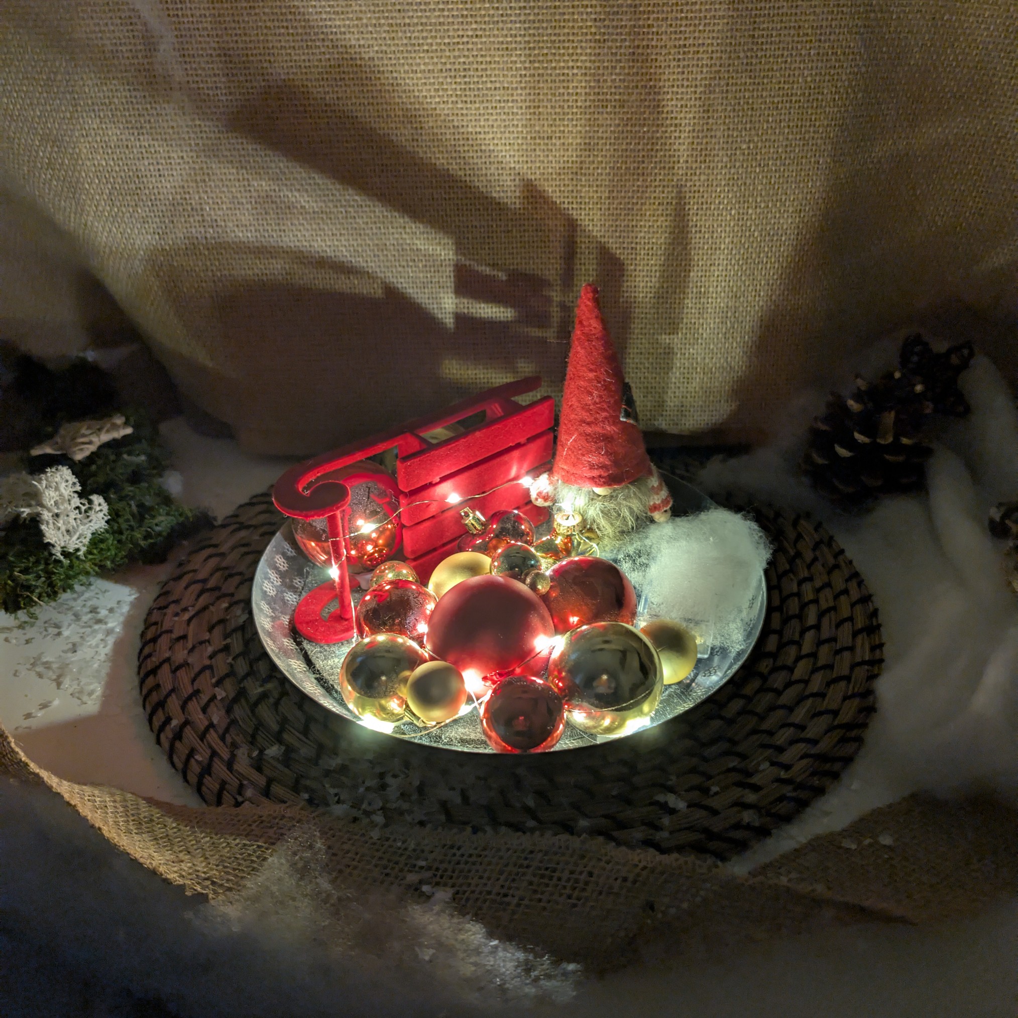 Christmas-Deko im klassischen Rot auf einem runden Metalltablett