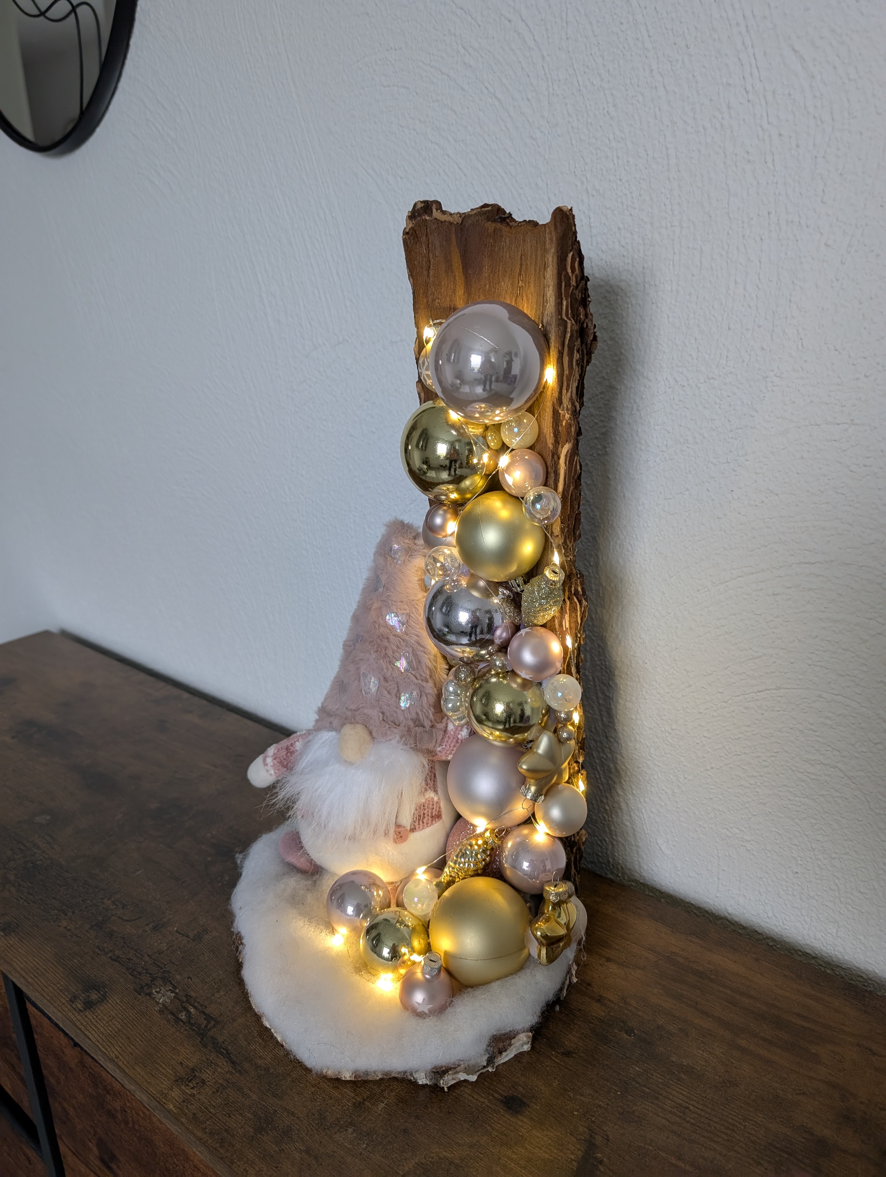 Weihnachtsdeko - Adventzeit - Dekorierte Baumrinde - LED Lichterkette