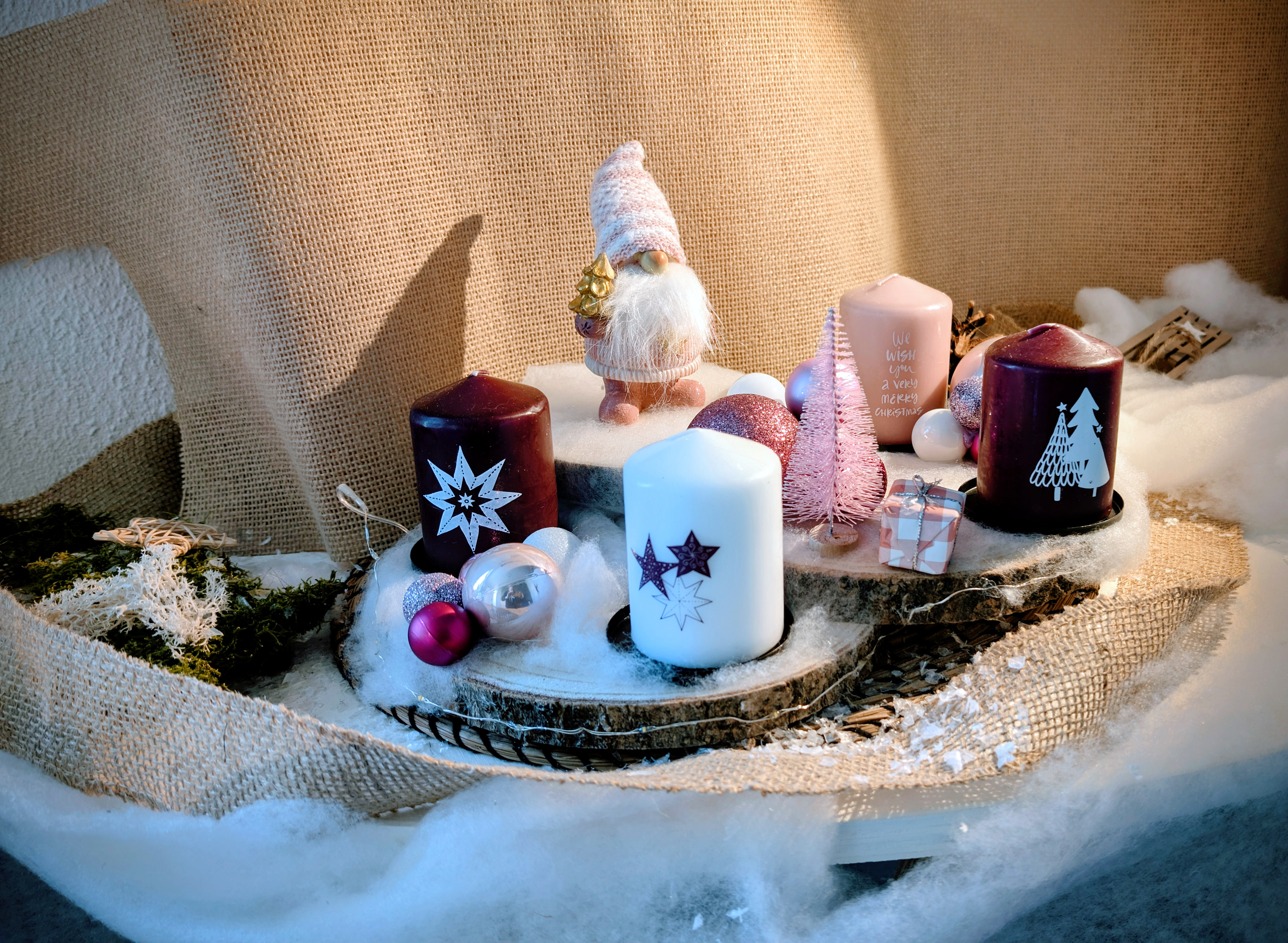 Adventsgesteck auf zwei Baumscheiben 