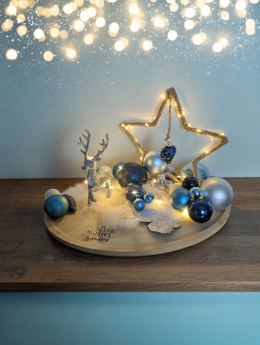 Weihnachtsdeko in Petrol auf einem ovalen Holztablett mit LED-Lichterkette und einem silbernen Hirsch - Stern beleuchtet - Kugeln -Tischdeko